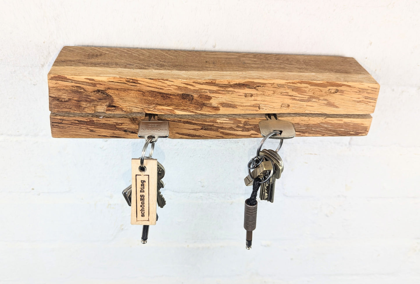 Schlüsselbrett aus Holz.
So einfach kann Ordnung sein!
Und weil es Spaß macht, macht ihr es auch (ja, auch die Person, von der ihr gerade denkt: „Never, der nicht!“).
Nie wieder den Schlüssel suchen.
www.schönesding.de
