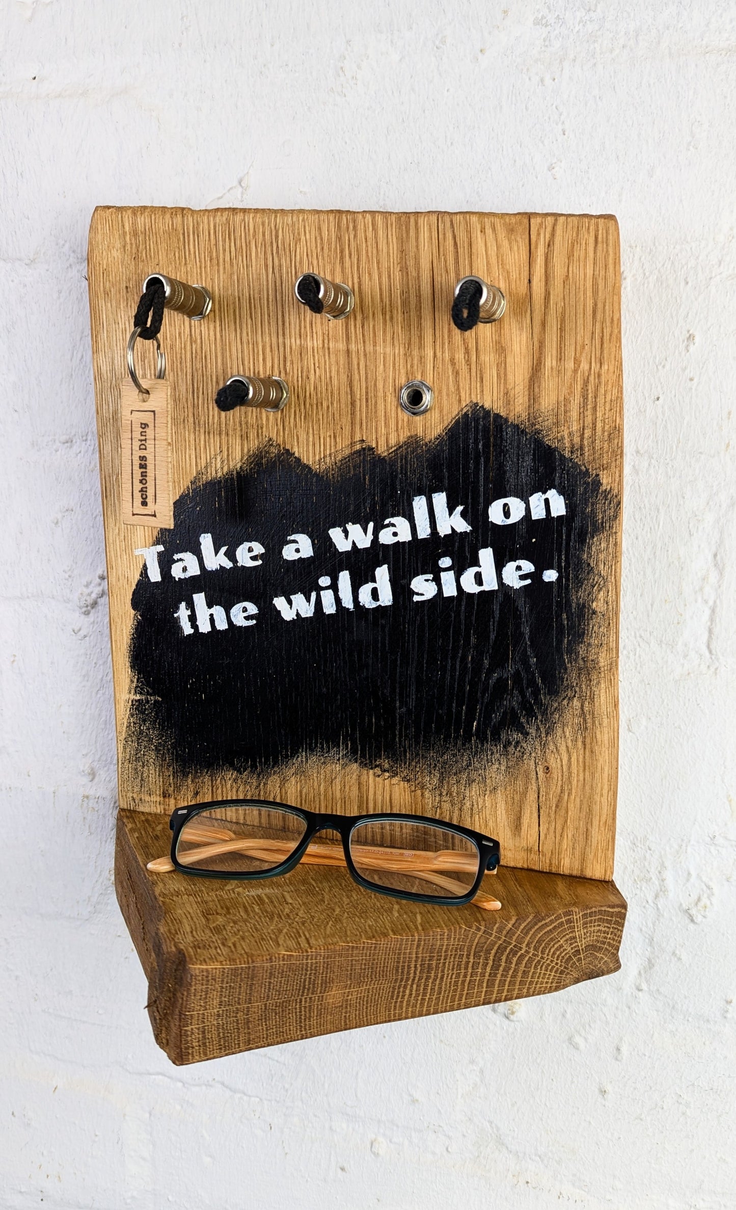 Walk on the wild side - Schlüsselbrett aus Eiche mit Klinkensteckern
