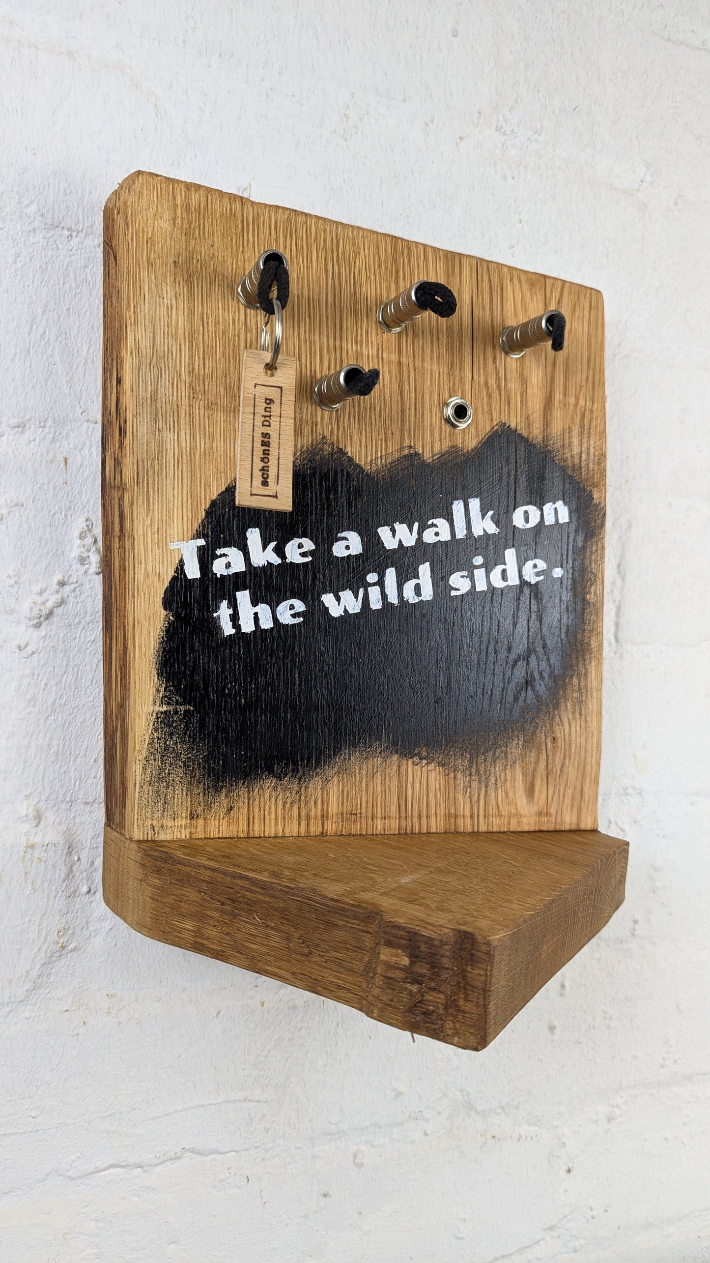 Walk on the wild side - Schlüsselbrett aus Eiche mit Klinkensteckern