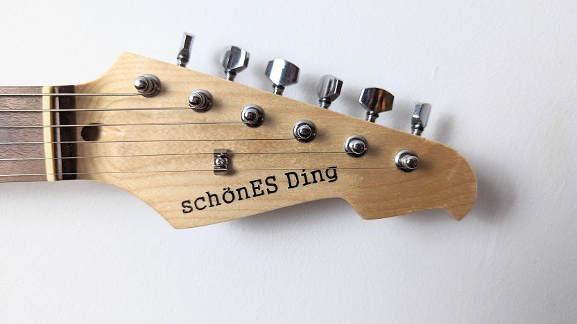 Schlüsselboard aus E-Gitarre mit Klinkenstecker.
Der Klinkenstecker kommt einfach an den Ring des Schlüssels. Mit einem „click“ steckt er im Board und kann so beim Gehen auch wieder herausgezogen werden.
So einfach kann Ordnung sein!
Und weil es Spaß macht, macht ihr es auch (ja, auch die Person, von der ihr gerade denkt: „Never, der nicht!“).
Nie wieder den Schlüssel suchen.