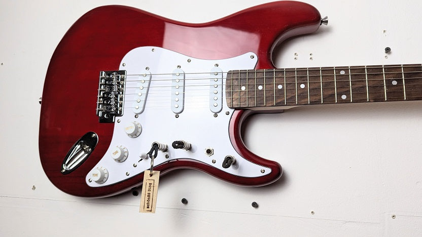 Schlüsselboard aus E-Gitarre mit Klinkenstecker.
Der Klinkenstecker kommt einfach an den Ring des Schlüssels. Mit einem „click“ steckt er im Board und kann so beim Gehen auch wieder herausgezogen werden.
So einfach kann Ordnung sein!
Und weil es Spaß macht, macht ihr es auch (ja, auch die Person, von der ihr gerade denkt: „Never, der nicht!“).
Nie wieder den Schlüssel suchen.