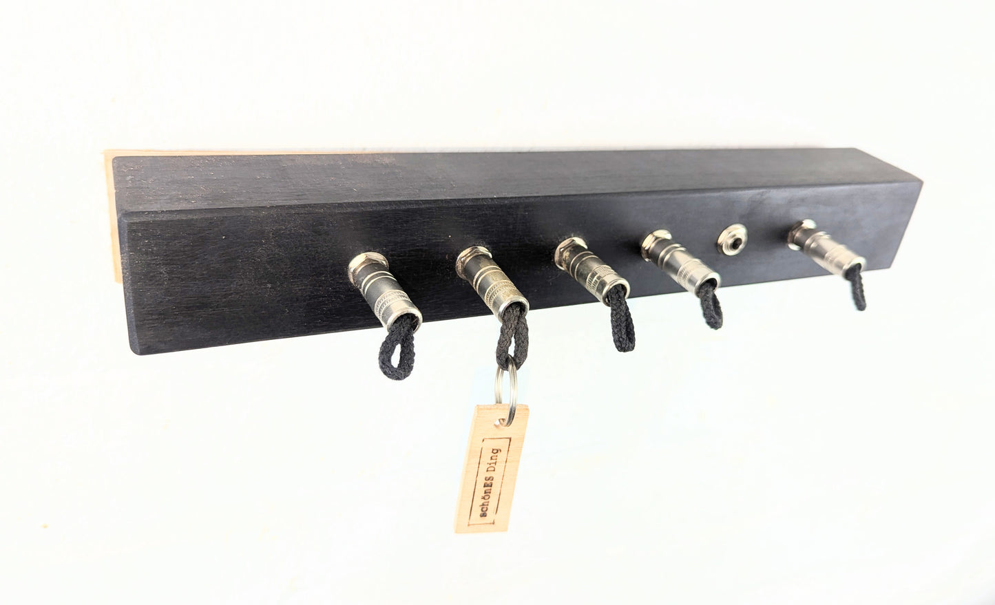 Schlüsselboard aus Holz mit Klinkenstecker.
Der Klinkenstecker kommt einfach an den Ring des Schlüssels. Mit einem „click“ steckt er im Board und kann so beim Gehen auch wieder herausgezogen werden.
So einfach kann Ordnung sein!
Und weil es Spaß macht, macht ihr es auch (ja, auch die Person, von der ihr gerade denkt: „Never, der nicht!“).
Nie wieder den Schlüssel suchen.