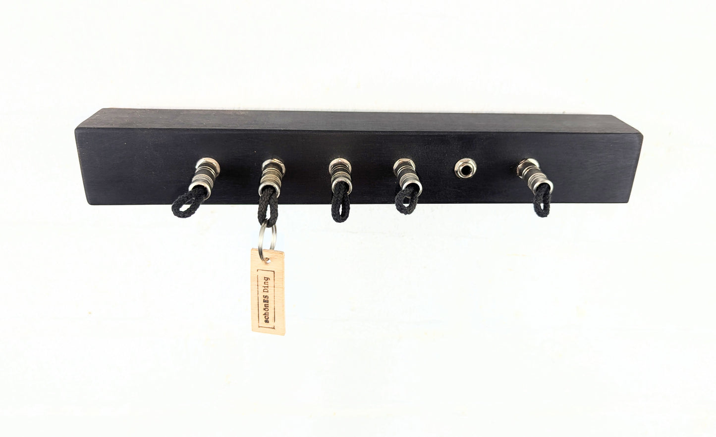 Schlüsselboard aus Holz mit Klinkenstecker.
Der Klinkenstecker kommt einfach an den Ring des Schlüssels. Mit einem „click“ steckt er im Board und kann so beim Gehen auch wieder herausgezogen werden.
So einfach kann Ordnung sein!
Und weil es Spaß macht, macht ihr es auch (ja, auch die Person, von der ihr gerade denkt: „Never, der nicht!“).
Nie wieder den Schlüssel suchen.