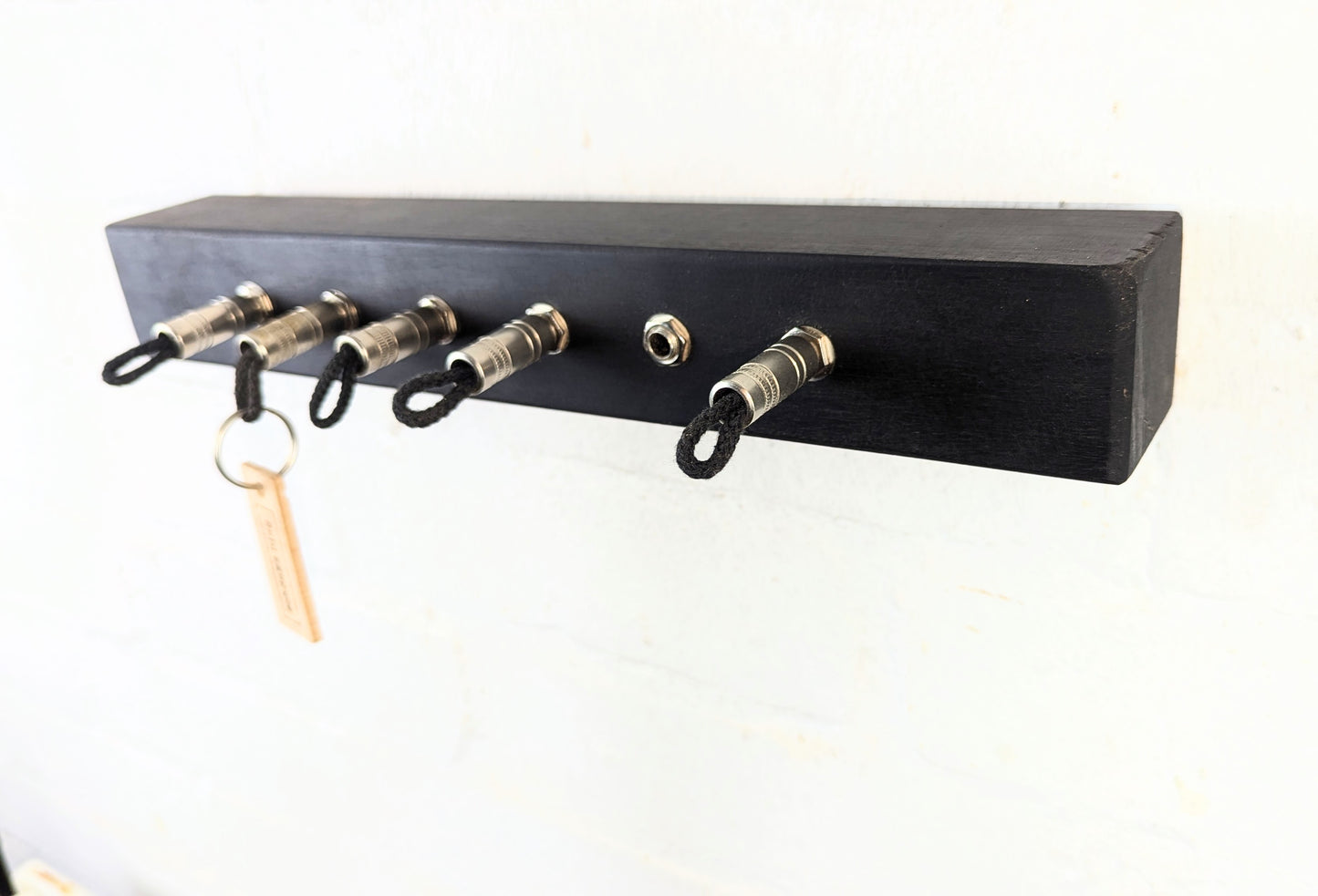 Schlüsselboard aus Holz mit Klinkenstecker.
Der Klinkenstecker kommt einfach an den Ring des Schlüssels. Mit einem „click“ steckt er im Board und kann so beim Gehen auch wieder herausgezogen werden.
So einfach kann Ordnung sein!
Und weil es Spaß macht, macht ihr es auch (ja, auch die Person, von der ihr gerade denkt: „Never, der nicht!“).
Nie wieder den Schlüssel suchen.