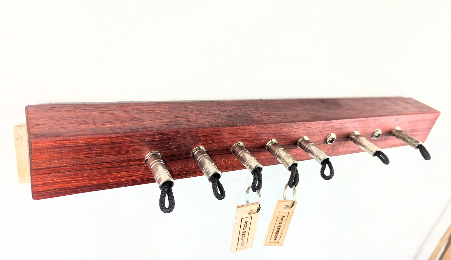 Schlüsselboard aus Olivenholz mit Klinkenstecker.
Mit einem Motiv von Meta Bene (https://www.metabene.de/)
Der Klinkenstecker kommt einfach an den Ring des Schlüssels. Mit einem „click“ steckt er im Board und kann so beim Gehen auch wieder herausgezogen werden.
So einfach kann Ordnung sein!
Und weil es Spaß macht, macht ihr es auch (ja, auch die Person, von der ihr gerade denkt: „Never, der nicht!“).
Nie wieder den Schlüssel suchen.
www.schönesding.de
