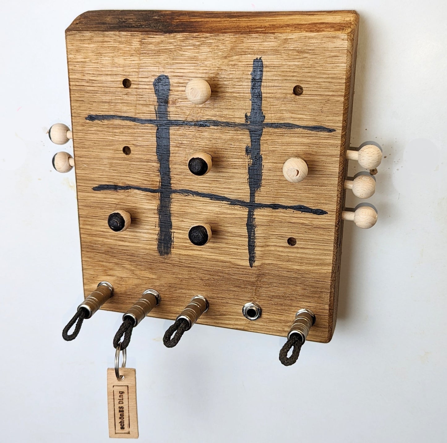Schlüsselboard aus Holz mit Klinkenstecker.
Der Klinkenstecker kommt einfach an den Ring des Schlüssels. Mit einem „click“ steckt er im Board und kann so beim Gehen auch wieder herausgezogen werden.
So einfach kann Ordnung sein!
Und weil es Spaß macht, macht ihr es auch (ja, auch die Person, von der ihr gerade denkt: „Never, der nicht!“).
Nie wieder den Schlüssel suchen.
