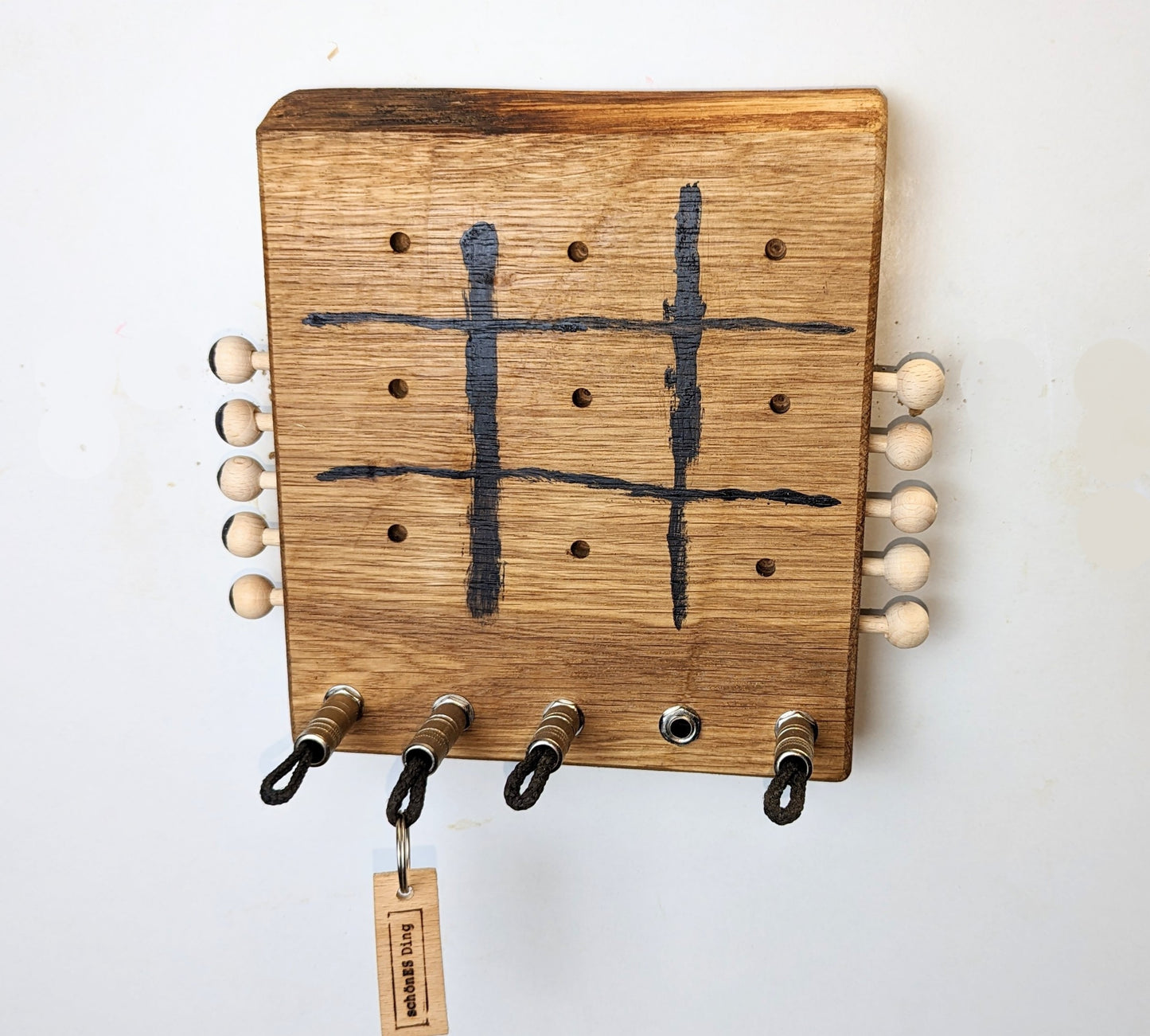 Schlüsselboard aus Holz mit Klinkenstecker.
Der Klinkenstecker kommt einfach an den Ring des Schlüssels. Mit einem „click“ steckt er im Board und kann so beim Gehen auch wieder herausgezogen werden.
So einfach kann Ordnung sein!
Und weil es Spaß macht, macht ihr es auch (ja, auch die Person, von der ihr gerade denkt: „Never, der nicht!“).
Nie wieder den Schlüssel suchen.