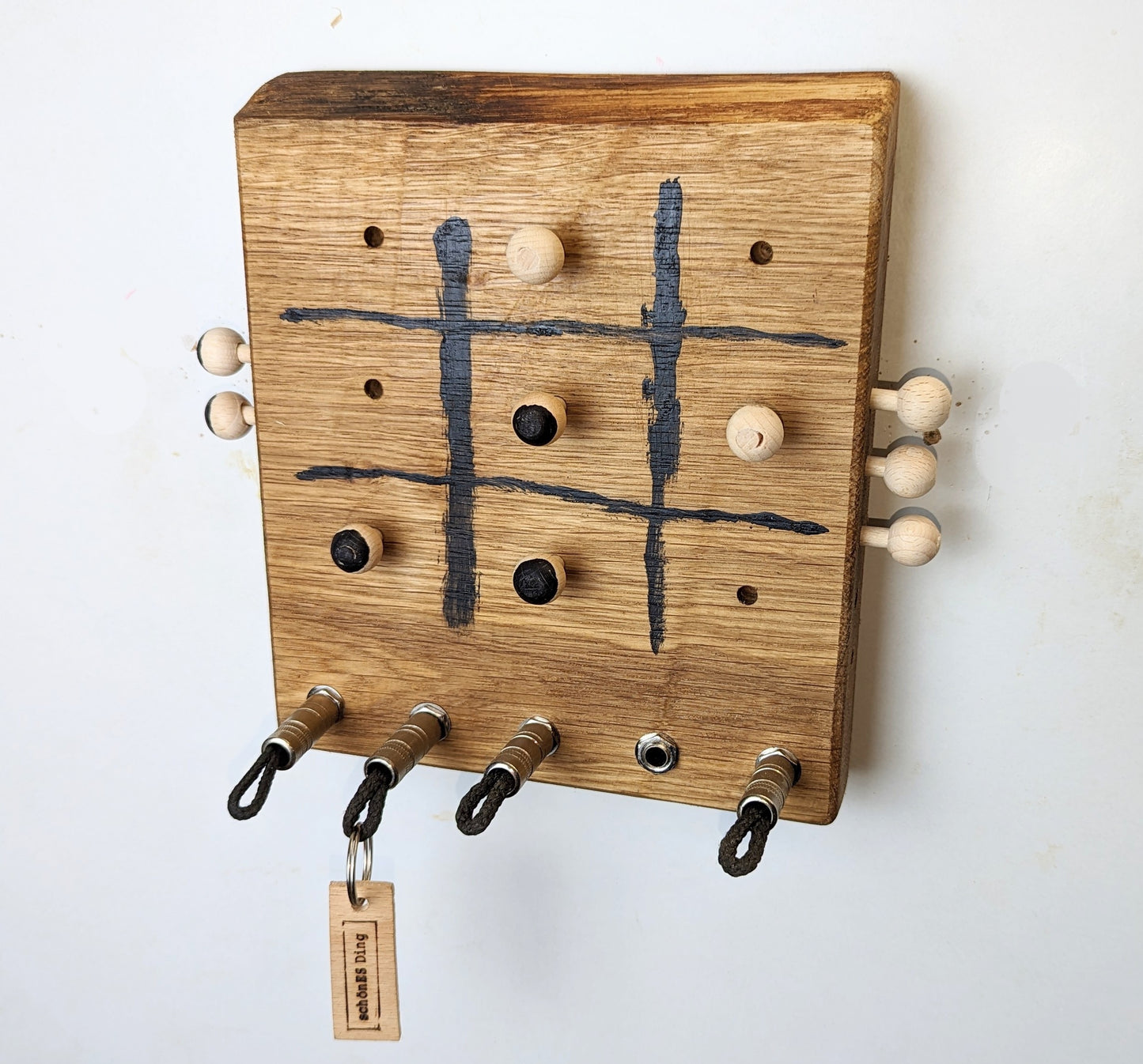 Schlüsselboard aus Holz mit Klinkenstecker.
Der Klinkenstecker kommt einfach an den Ring des Schlüssels. Mit einem „click“ steckt er im Board und kann so beim Gehen auch wieder herausgezogen werden.
So einfach kann Ordnung sein!
Und weil es Spaß macht, macht ihr es auch (ja, auch die Person, von der ihr gerade denkt: „Never, der nicht!“).
Nie wieder den Schlüssel suchen.