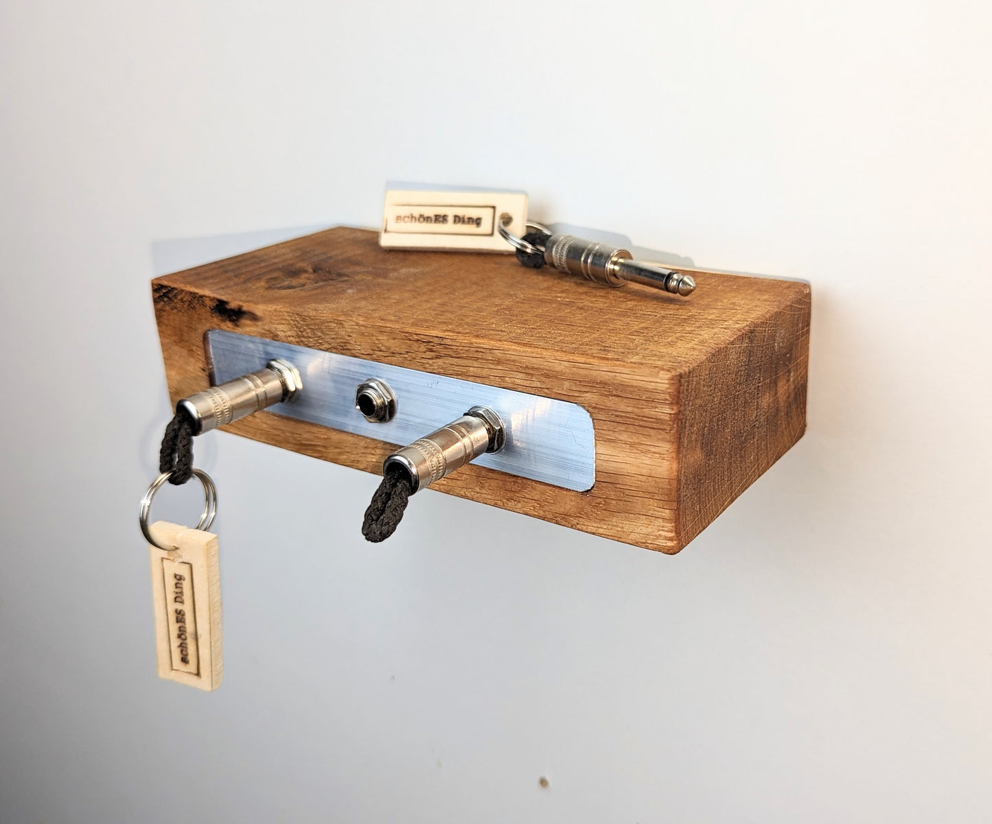 Schlüsselboard aus Holz mit Klinkenstecker.
Der Klinkenstecker kommt einfach an den Ring des Schlüssels. Mit einem „click“ steckt er im Board und kann so beim Gehen auch wieder herausgezogen werden.
So einfach kann Ordnung sein!
Und weil es Spaß macht, macht ihr es auch (ja, auch die Person, von der ihr gerade denkt: „Never, der nicht!“).
Nie wieder den Schlüssel suchen.