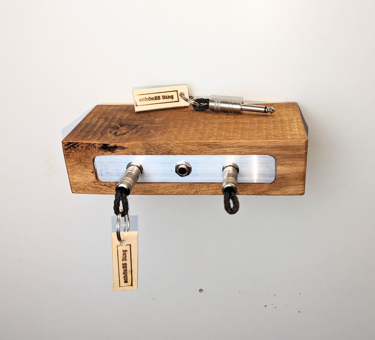 Schlüsselboard aus Holz mit Klinkenstecker.
Der Klinkenstecker kommt einfach an den Ring des Schlüssels. Mit einem „click“ steckt er im Board und kann so beim Gehen auch wieder herausgezogen werden.
So einfach kann Ordnung sein!
Und weil es Spaß macht, macht ihr es auch (ja, auch die Person, von der ihr gerade denkt: „Never, der nicht!“).
Nie wieder den Schlüssel suchen.