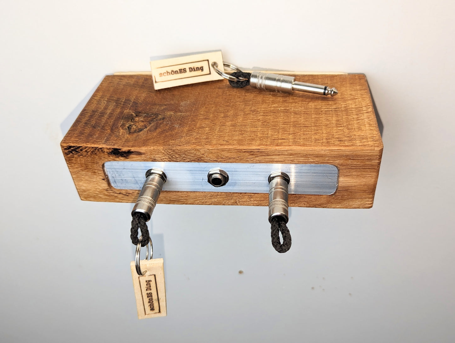 Schlüsselboard aus Holz mit Klinkenstecker.
Der Klinkenstecker kommt einfach an den Ring des Schlüssels. Mit einem „click“ steckt er im Board und kann so beim Gehen auch wieder herausgezogen werden.
So einfach kann Ordnung sein!
Und weil es Spaß macht, macht ihr es auch (ja, auch die Person, von der ihr gerade denkt: „Never, der nicht!“).
Nie wieder den Schlüssel suchen.