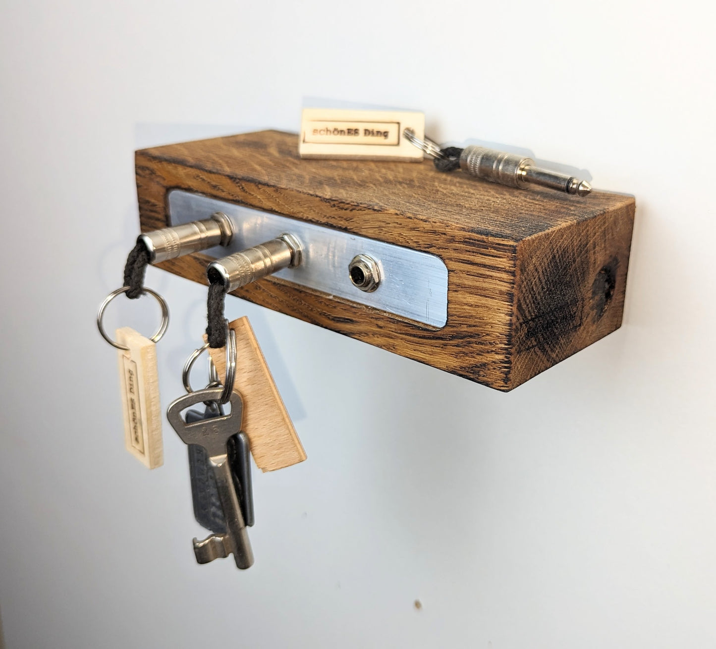 Schlüsselboard aus Holz mit Klinkenstecker.
Der Klinkenstecker kommt einfach an den Ring des Schlüssels. Mit einem „click“ steckt er im Board und kann so beim Gehen auch wieder herausgezogen werden.
So einfach kann Ordnung sein!
Und weil es Spaß macht, macht ihr es auch (ja, auch die Person, von der ihr gerade denkt: „Never, der nicht!“).
Nie wieder den Schlüssel suchen.