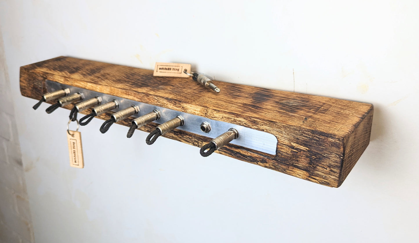 Schlüsselboard aus Holz mit Klinkenstecker.
Der Klinkenstecker kommt einfach an den Ring des Schlüssels. Mit einem „click“ steckt er im Board und kann so beim Gehen auch wieder herausgezogen werden.
So einfach kann Ordnung sein!
Und weil es Spaß macht, macht ihr es auch (ja, auch die Person, von der ihr gerade denkt: „Never, der nicht!“).
Nie wieder den Schlüssel suchen.
