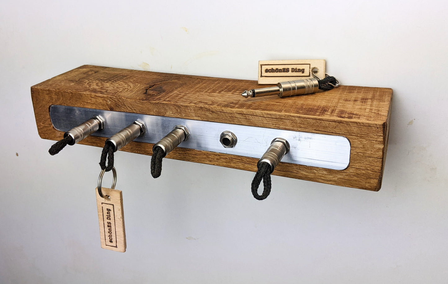 Schlüsselboard aus Holz mit Klinkenstecker.
Der Klinkenstecker kommt einfach an den Ring des Schlüssels. Mit einem „click“ steckt er im Board und kann so beim Gehen auch wieder herausgezogen werden.
So einfach kann Ordnung sein!
Und weil es Spaß macht, macht ihr es auch (ja, auch die Person, von der ihr gerade denkt: „Never, der nicht!“).
Nie wieder den Schlüssel suchen.