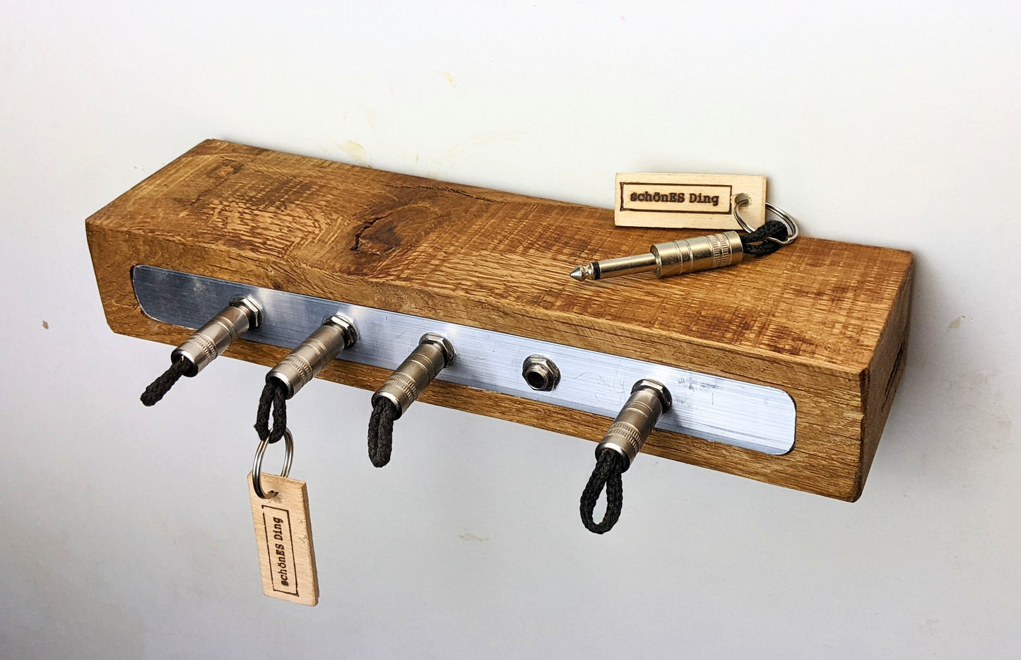 Schlüsselboard aus Holz mit Klinkenstecker.
Der Klinkenstecker kommt einfach an den Ring des Schlüssels. Mit einem „click“ steckt er im Board und kann so beim Gehen auch wieder herausgezogen werden.
So einfach kann Ordnung sein!
Und weil es Spaß macht, macht ihr es auch (ja, auch die Person, von der ihr gerade denkt: „Never, der nicht!“).
Nie wieder den Schlüssel suchen.