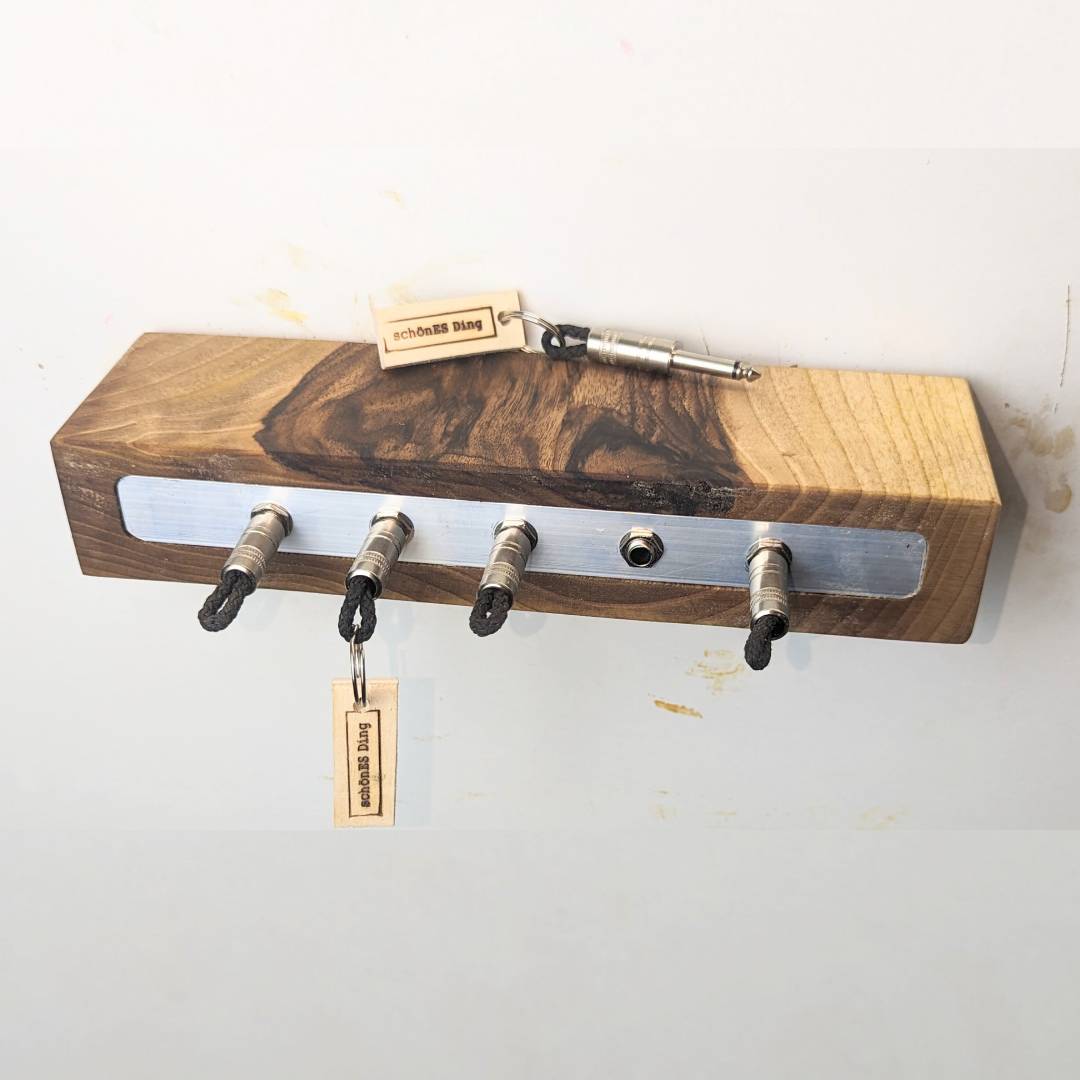 Handmade Schlüsselboard. Der Klinkenstecker kommt einfach an den Ring des Schlüssels. Mit einem „click“ steckt er im Board und kann so beim Gehen auch wieder herausgezogen werden.
So einfach kann Ordnung sein!
Und weil es Spaß macht, macht ihr es auch (ja, auch die Person, von der ihr gerade denkt: „Never, der nicht!“).
Nie wieder den Schlüssel suchen.