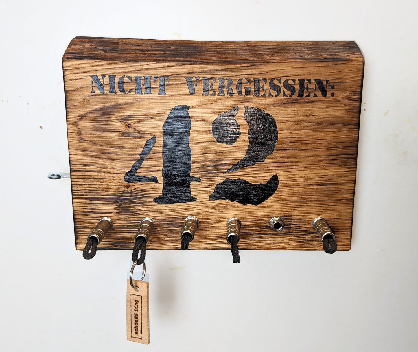 Schlüsselboard aus Holz mit Klinkenstecker.
Der Klinkenstecker kommt einfach an den Ring des Schlüssels. Mit einem „click“ steckt er im Board und kann so beim Gehen auch wieder herausgezogen werden.
So einfach kann Ordnung sein!
Und weil es Spaß macht, macht ihr es auch (ja, auch die Person, von der ihr gerade denkt: „Never, der nicht!“).
Nie wieder den Schlüssel suchen.