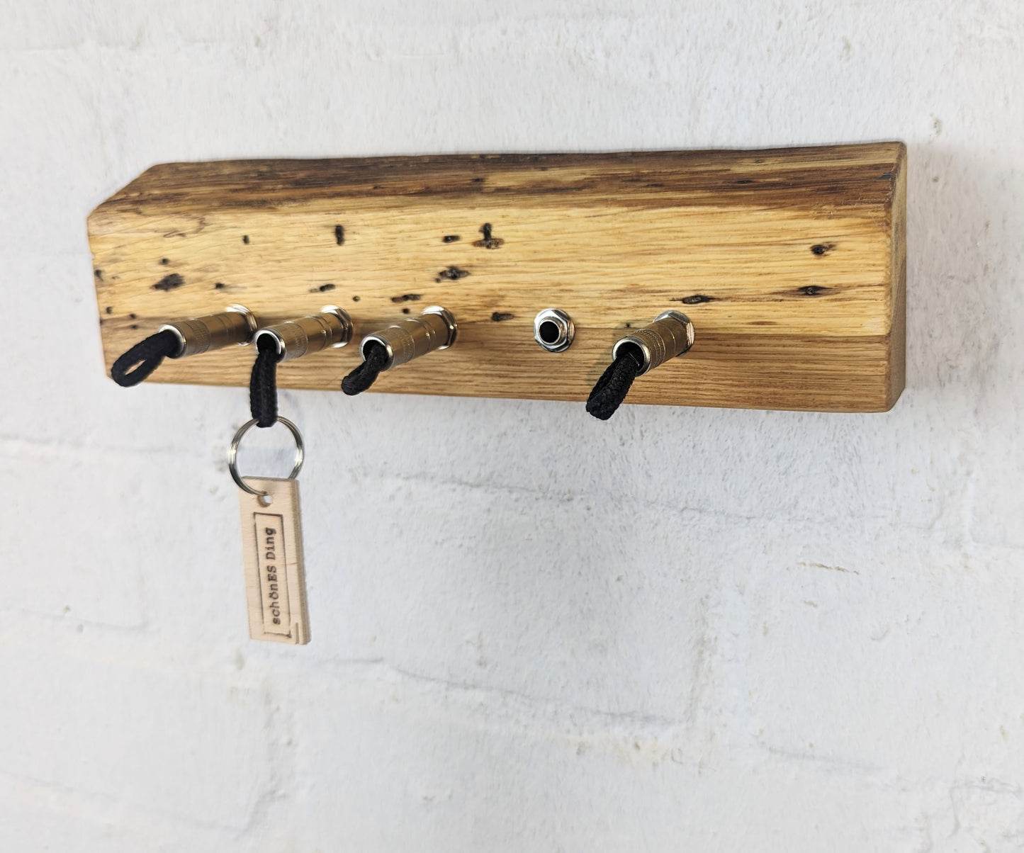 Schlüsselbrett aus Holz mit Klinkenstecker.
Der Klinkenstecker kommt einfach an den Ring des Schlüssels. Mit einem „click“ steckt er im Board und kann so beim Gehen auch wieder herausgezogen werden.
So einfach kann Ordnung sein!
Und weil es Spaß macht, macht ihr es auch (ja, auch die Person, von der ihr gerade denkt: „Never, der nicht!“).
Nie wieder den Schlüssel suchen.
www.schönesding.de