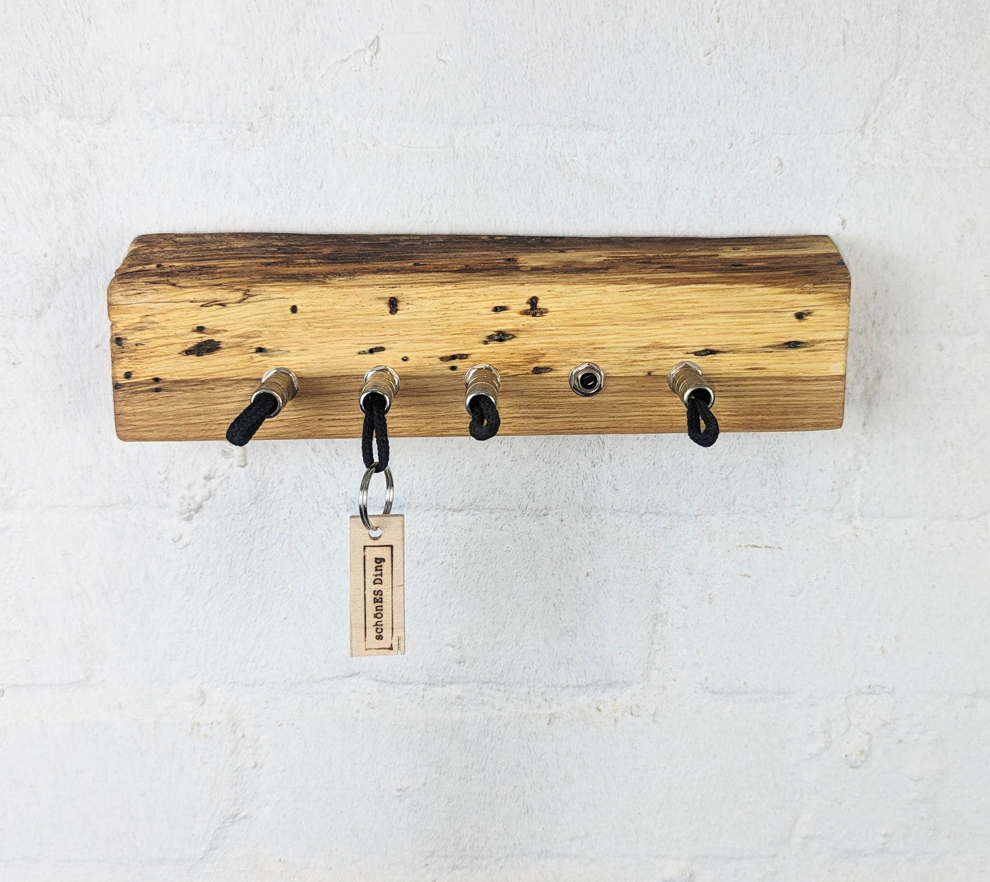 Schlüsselbrett aus Holz mit Klinkenstecker.
Der Klinkenstecker kommt einfach an den Ring des Schlüssels. Mit einem „click“ steckt er im Board und kann so beim Gehen auch wieder herausgezogen werden.
So einfach kann Ordnung sein!
Und weil es Spaß macht, macht ihr es auch (ja, auch die Person, von der ihr gerade denkt: „Never, der nicht!“).
Nie wieder den Schlüssel suchen.
www.schönesding.de