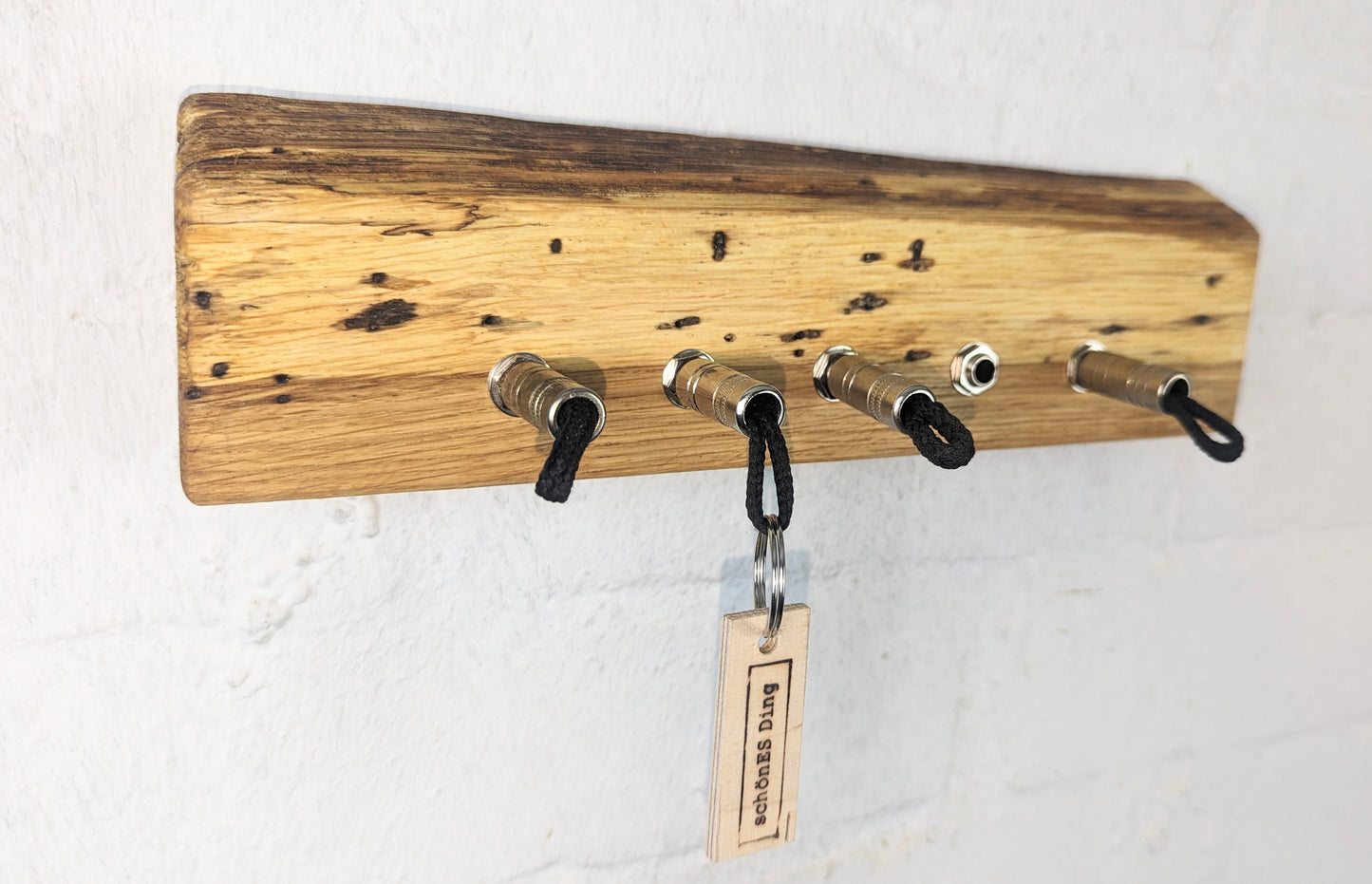 Schlüsselbrett aus Holz mit Klinkenstecker.
Der Klinkenstecker kommt einfach an den Ring des Schlüssels. Mit einem „click“ steckt er im Board und kann so beim Gehen auch wieder herausgezogen werden.
So einfach kann Ordnung sein!
Und weil es Spaß macht, macht ihr es auch (ja, auch die Person, von der ihr gerade denkt: „Never, der nicht!“).
Nie wieder den Schlüssel suchen.
www.schönesding.de