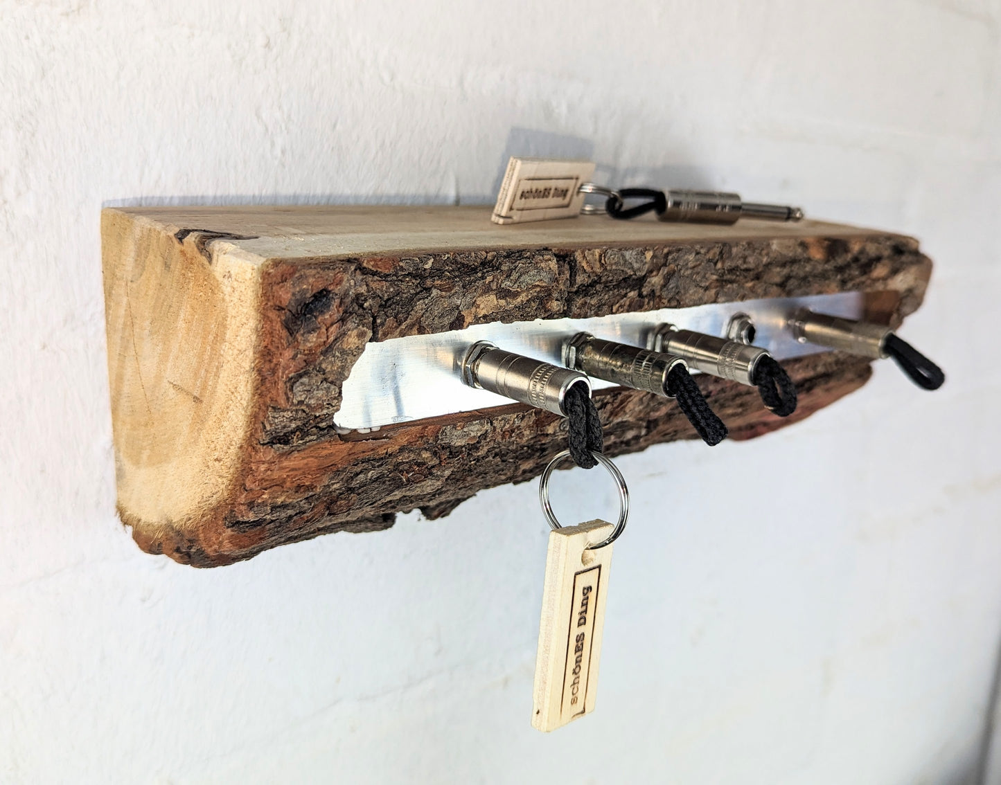 Schlüsselboard aus Holz mit Klinkenstecker.
Der Klinkenstecker kommt einfach an den Ring des Schlüssels. Mit einem „click“ steckt er im Board und kann so beim Gehen auch wieder herausgezogen werden.
So einfach kann Ordnung sein!
Und weil es Spaß macht, macht ihr es auch (ja, auch die Person, von der ihr gerade denkt: „Never, der nicht!“).
Nie wieder den Schlüssel suchen.
www.schönesding.de