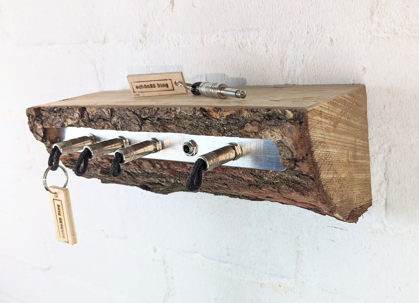 Schlüsselboard aus Holz mit Klinkenstecker.
Der Klinkenstecker kommt einfach an den Ring des Schlüssels. Mit einem „click“ steckt er im Board und kann so beim Gehen auch wieder herausgezogen werden.
So einfach kann Ordnung sein!
Und weil es Spaß macht, macht ihr es auch (ja, auch die Person, von der ihr gerade denkt: „Never, der nicht!“).
Nie wieder den Schlüssel suchen.
www.schönesding.de