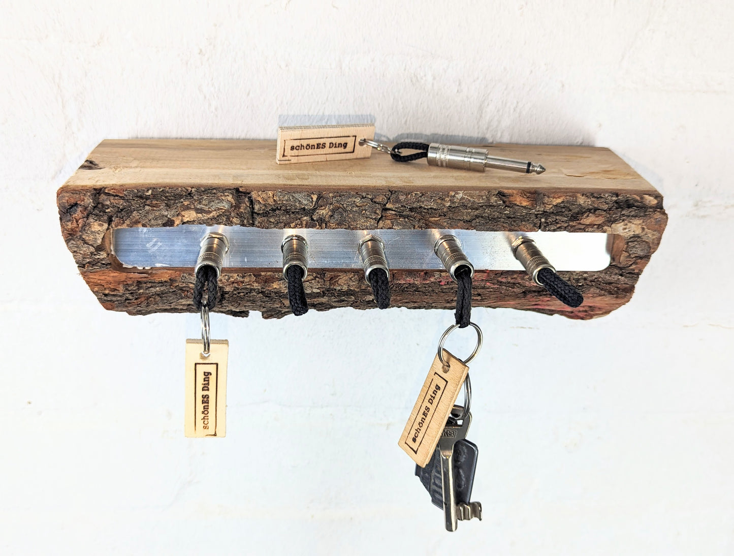 Schlüsselboard aus Holz mit Klinkenstecker.
Der Klinkenstecker kommt einfach an den Ring des Schlüssels. Mit einem „click“ steckt er im Board und kann so beim Gehen auch wieder herausgezogen werden.
So einfach kann Ordnung sein!
Und weil es Spaß macht, macht ihr es auch (ja, auch die Person, von der ihr gerade denkt: „Never, der nicht!“).
Nie wieder den Schlüssel suchen.
www.schönesding.de