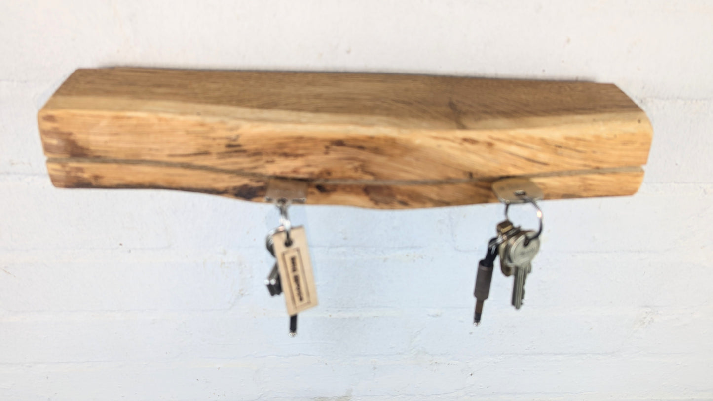 Schlüsselbrett aus Holz.
So einfach kann Ordnung sein!
Und weil es Spaß macht, macht ihr es auch (ja, auch die Person, von der ihr gerade denkt: „Never, der nicht!“).
Nie wieder den Schlüssel suchen.
www.schönesding.de