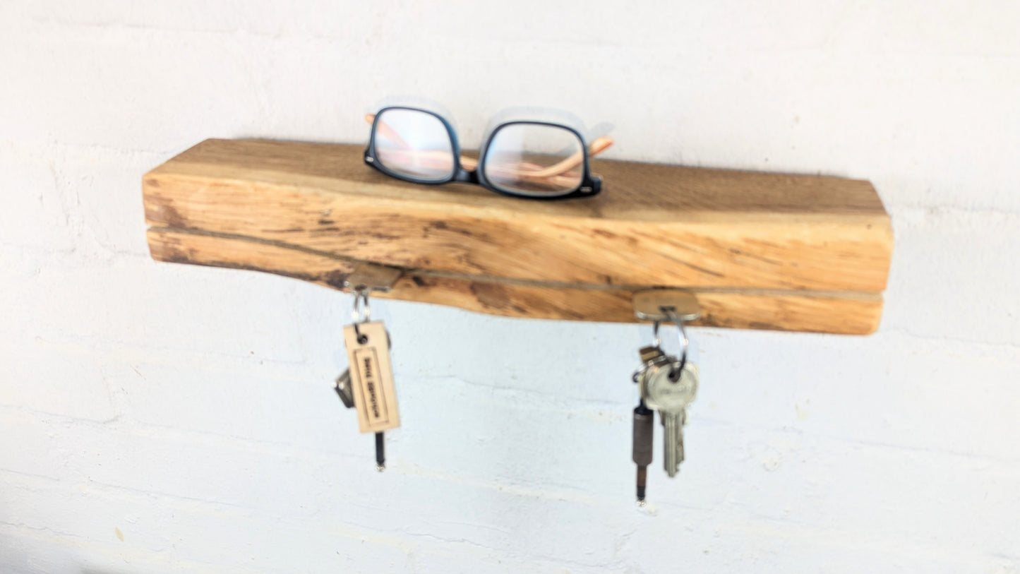 Schlüsselbrett aus Holz.
So einfach kann Ordnung sein!
Und weil es Spaß macht, macht ihr es auch (ja, auch die Person, von der ihr gerade denkt: „Never, der nicht!“).
Nie wieder den Schlüssel suchen.
www.schönesding.de