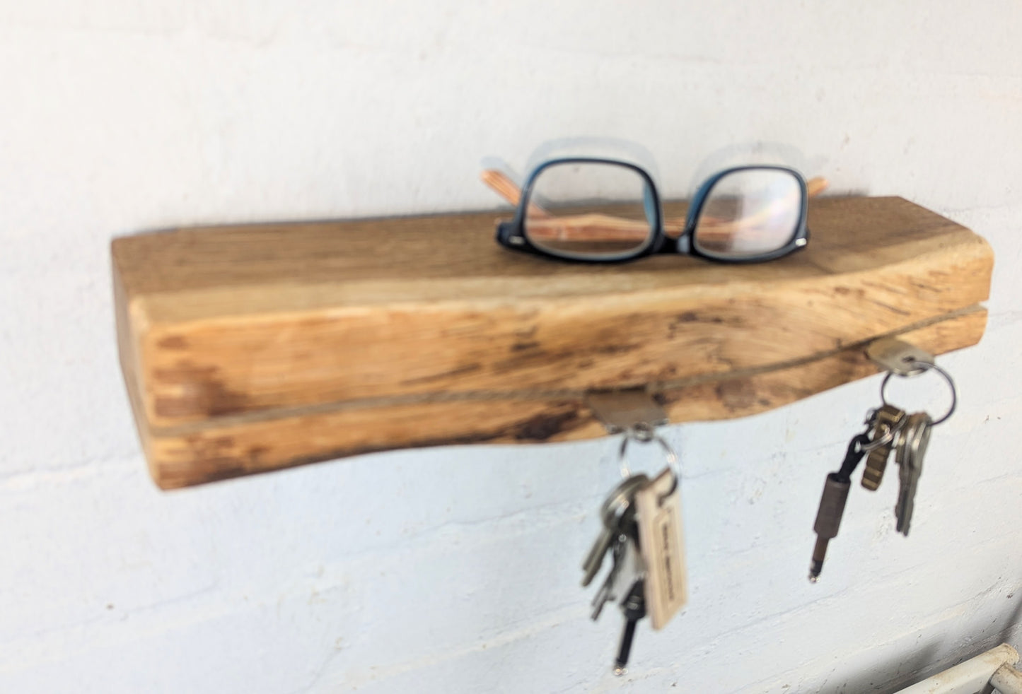 Schlüsselbrett aus Holz.
So einfach kann Ordnung sein!
Und weil es Spaß macht, macht ihr es auch (ja, auch die Person, von der ihr gerade denkt: „Never, der nicht!“).
Nie wieder den Schlüssel suchen.
www.schönesding.de