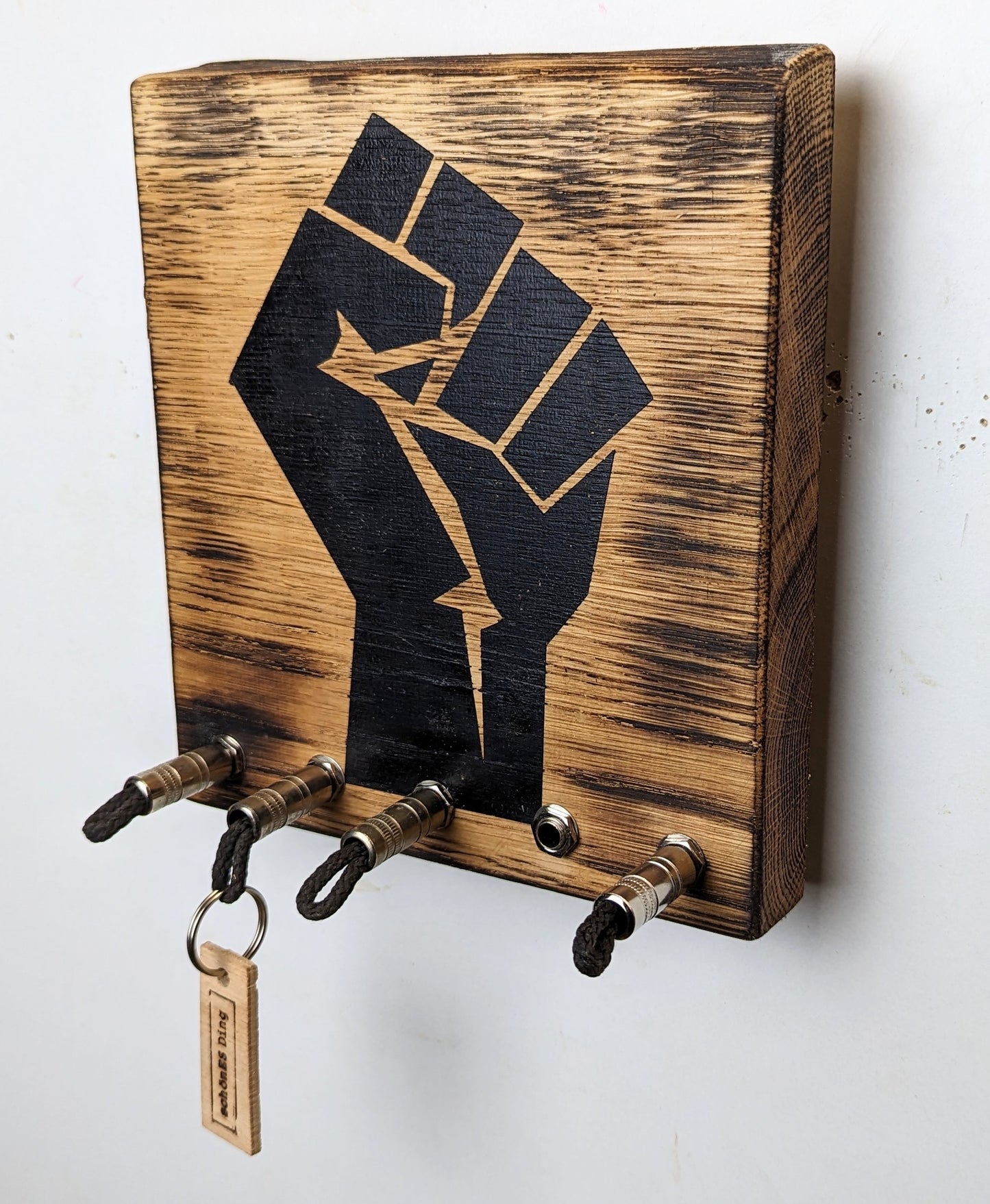 Schlüsselbrett aus Holz mit Klinkenstecker.
Der Klinkenstecker kommt einfach an den Ring des Schlüssels. Mit einem „click“ steckt er im Board und kann so beim Gehen auch wieder herausgezogen werden.
So einfach kann Ordnung sein!
Und weil es Spaß macht, macht ihr es auch (ja, auch die Person, von der ihr gerade denkt: „Never, der nicht!“).
Nie wieder den Schlüssel suchen.
www.schönesding.de