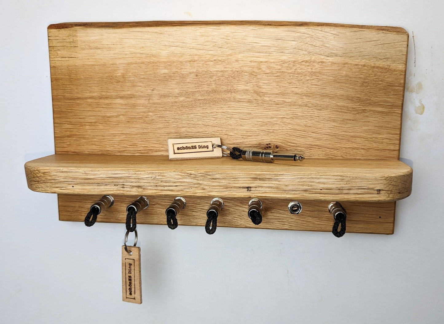 Schlüsselboard aus Holz mit Klinkenstecker.
Der Klinkenstecker kommt einfach an den Ring des Schlüssels. Mit einem „click“ steckt er im Board und kann so beim Gehen auch wieder herausgezogen werden.
So einfach kann Ordnung sein!
Und weil es Spaß macht, macht ihr es auch (ja, auch die Person, von der ihr gerade denkt: „Never, der nicht!“).
Nie wieder den Schlüssel suchen.