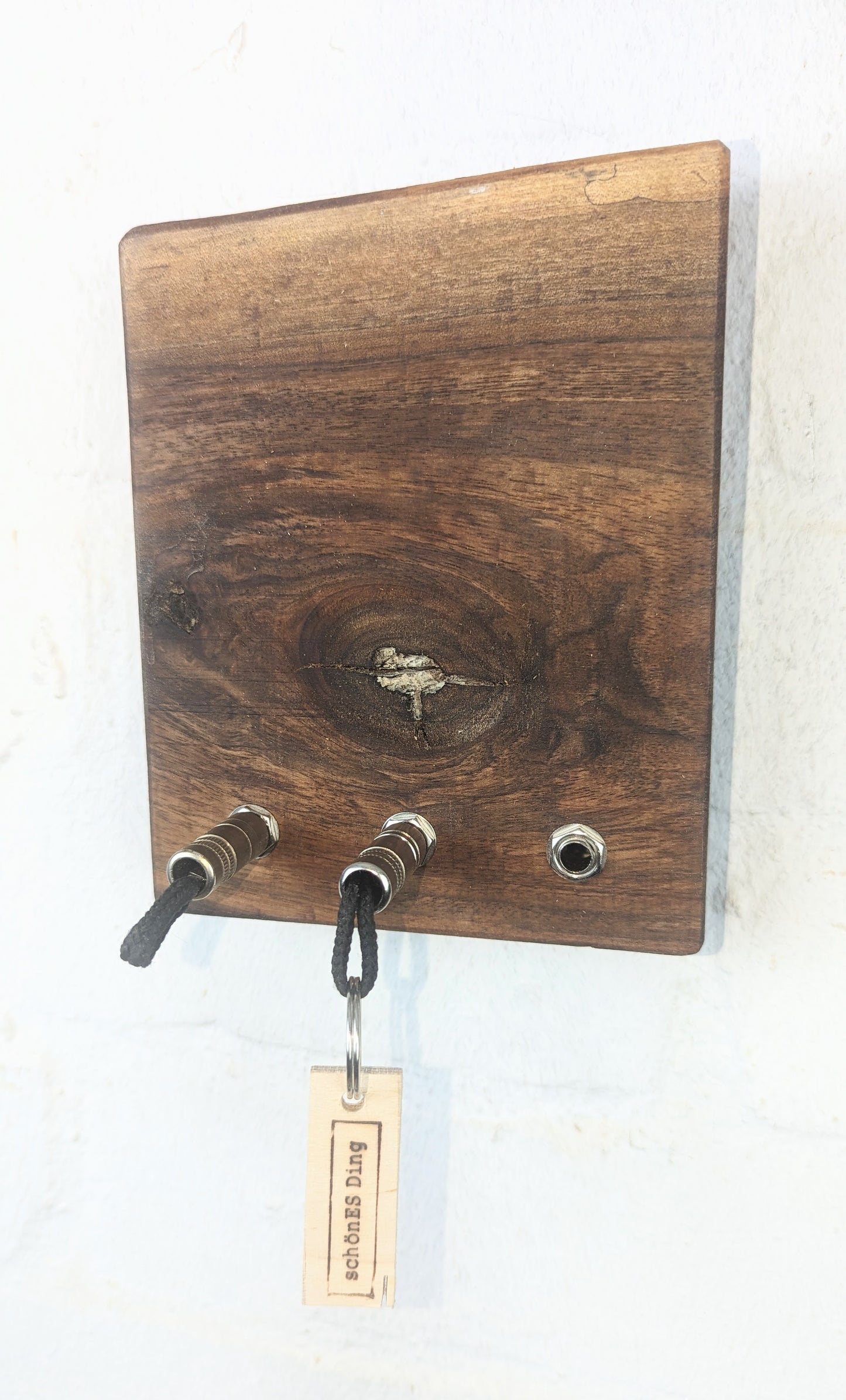 Schlüsselboard aus Holz mit Klinkenstecker.
Der Klinkenstecker kommt einfach an den Ring des Schlüssels. Mit einem „click“ steckt er im Board und kann so beim Gehen auch wieder herausgezogen werden.
So einfach kann Ordnung sein!
Und weil es Spaß macht, macht ihr es auch (ja, auch die Person, von der ihr gerade denkt: „Never, der nicht!“).
Nie wieder den Schlüssel suchen.