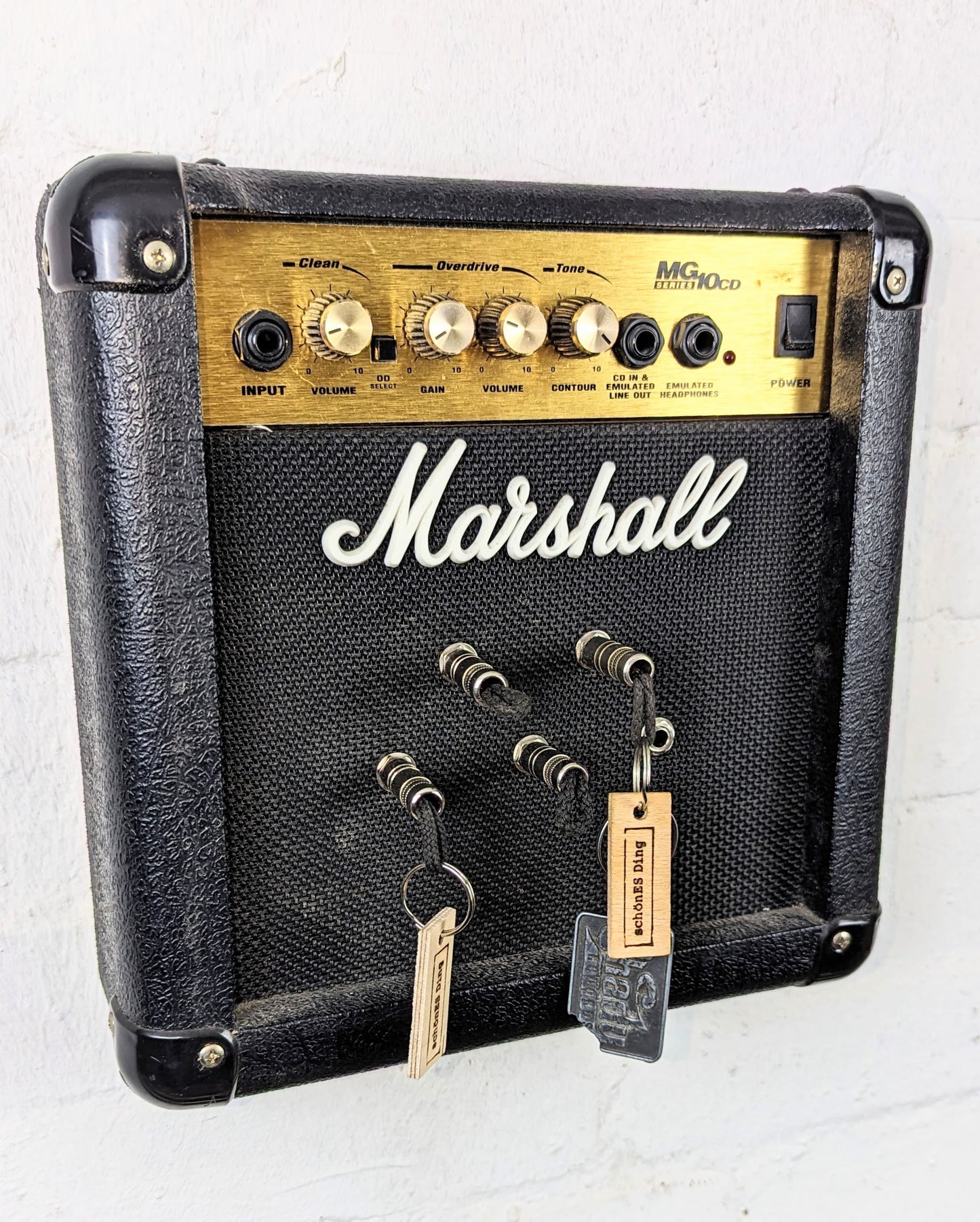 Schlüsselboard aus einem original Marschall Verstärker mit Klinkenstecker.
Der Klinkenstecker kommt einfach an den Ring des Schlüssels. Mit einem „click“ steckt er im Board und kann so beim Gehen auch wieder herausgezogen werden.
So einfach kann Ordnung sein!
Und weil es Spaß macht, macht ihr es auch (ja, auch die Person, von der ihr gerade denkt: „Never, der nicht!“).
Nie wieder den Schlüssel suchen.
www.schönesding.de
