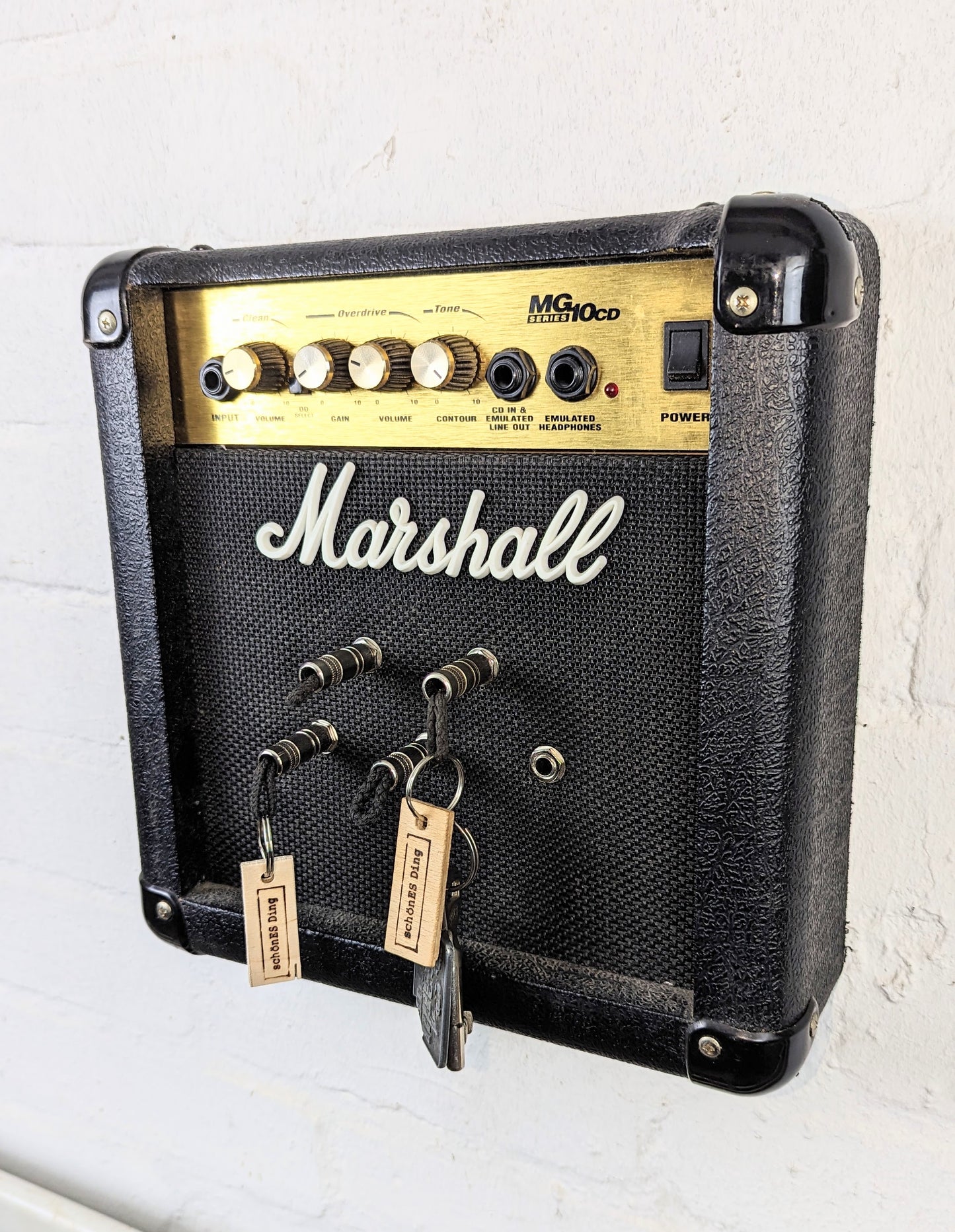 Schlüsselboard aus einem original Marschall Verstärker mit Klinkenstecker.
Der Klinkenstecker kommt einfach an den Ring des Schlüssels. Mit einem „click“ steckt er im Board und kann so beim Gehen auch wieder herausgezogen werden.
So einfach kann Ordnung sein!
Und weil es Spaß macht, macht ihr es auch (ja, auch die Person, von der ihr gerade denkt: „Never, der nicht!“).
Nie wieder den Schlüssel suchen.
www.schönesding.de