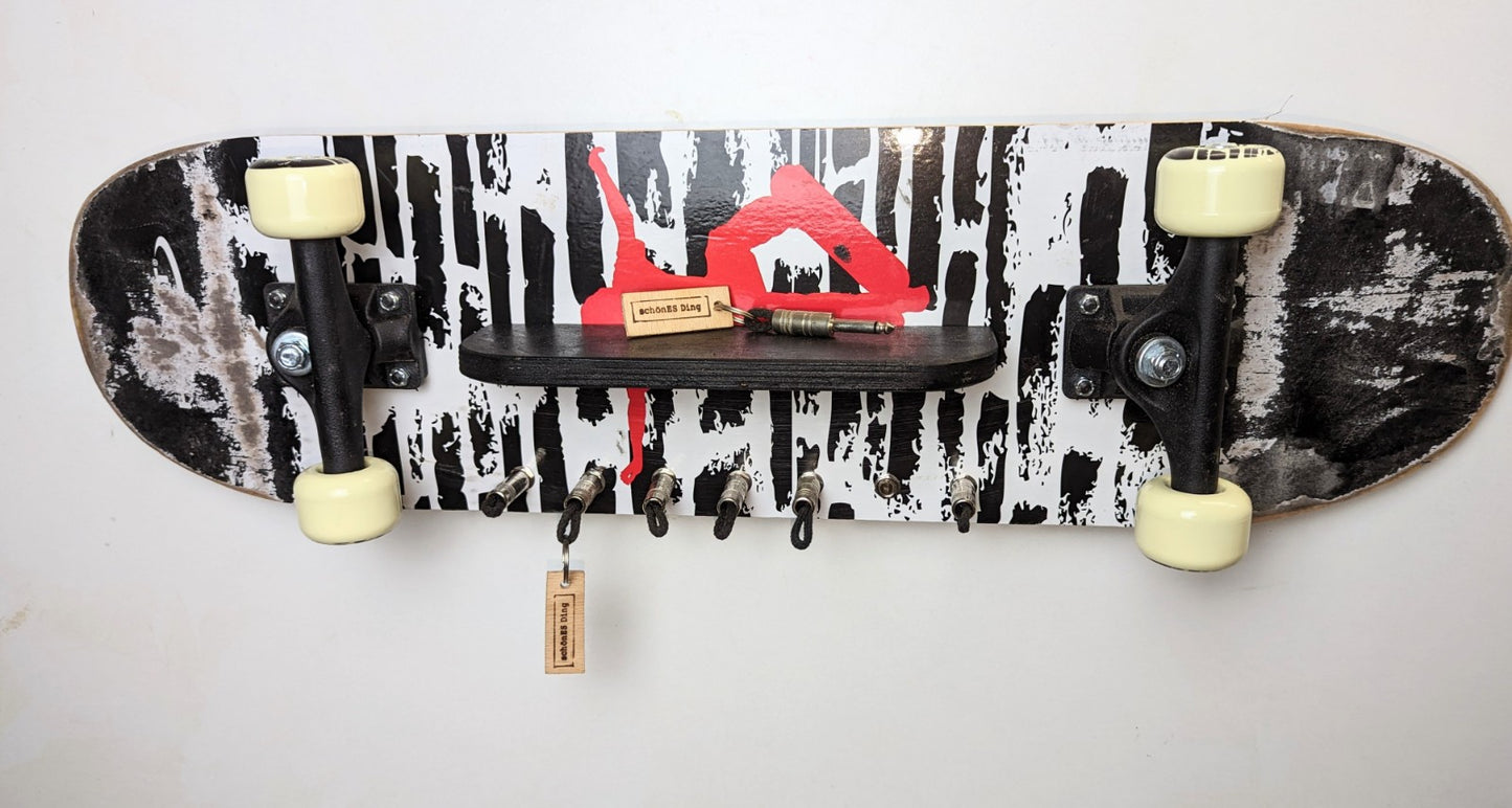Schlüsselboard aus einem Skateboard mit Klinkenstecker.
Der Klinkenstecker kommt einfach an den Ring des Schlüssels. Mit einem „click“ steckt er im Board und kann so beim Gehen auch wieder herausgezogen werden.
So einfach kann Ordnung sein!
Und weil es Spaß macht, macht ihr es auch (ja, auch die Person, von der ihr gerade denkt: „Never, der nicht!“).
Nie wieder den Schlüssel suchen.
www.schönesding.de