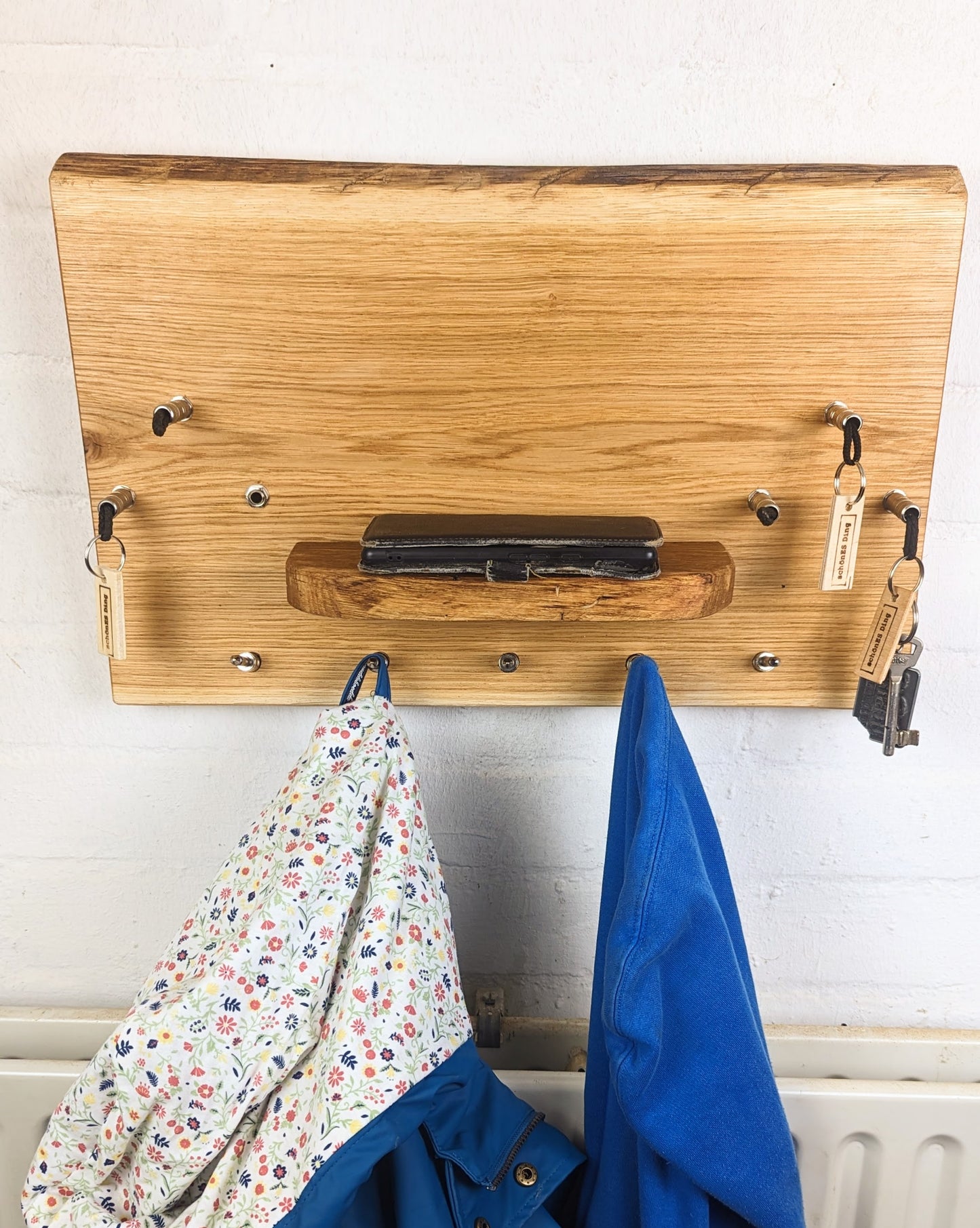 Schlüsselboard aus Holz mit Klinkenstecker.
Der Klinkenstecker kommt einfach an den Ring des Schlüssels. Mit einem „click“ steckt er im Board und kann so beim Gehen auch wieder herausgezogen werden.
So einfach kann Ordnung sein!
Und weil es Spaß macht, macht ihr es auch (ja, auch die Person, von der ihr gerade denkt: „Never, der nicht!“).
Nie wieder den Schlüssel suchen.
www.schönesding.de