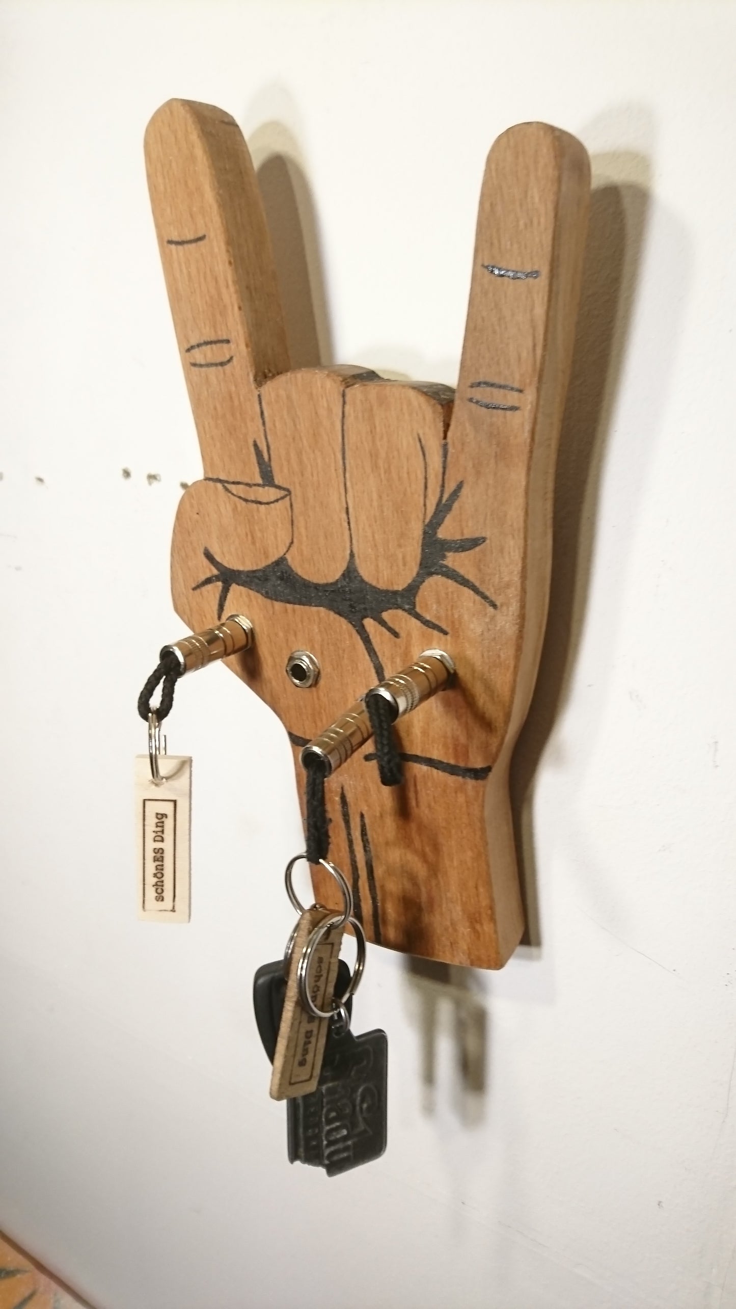 Schlüsselboard aus Holz mit Klinkenstecker.
Der Klinkenstecker kommt einfach an den Ring des Schlüssels. Mit einem „click“ steckt er im Board und kann so beim Gehen auch wieder herausgezogen werden.
So einfach kann Ordnung sein!
Und weil es Spaß macht, macht ihr es auch (ja, auch die Person, von der ihr gerade denkt: „Never, der nicht!“).
Nie wieder den Schlüssel suchen.
www.schönesding.de