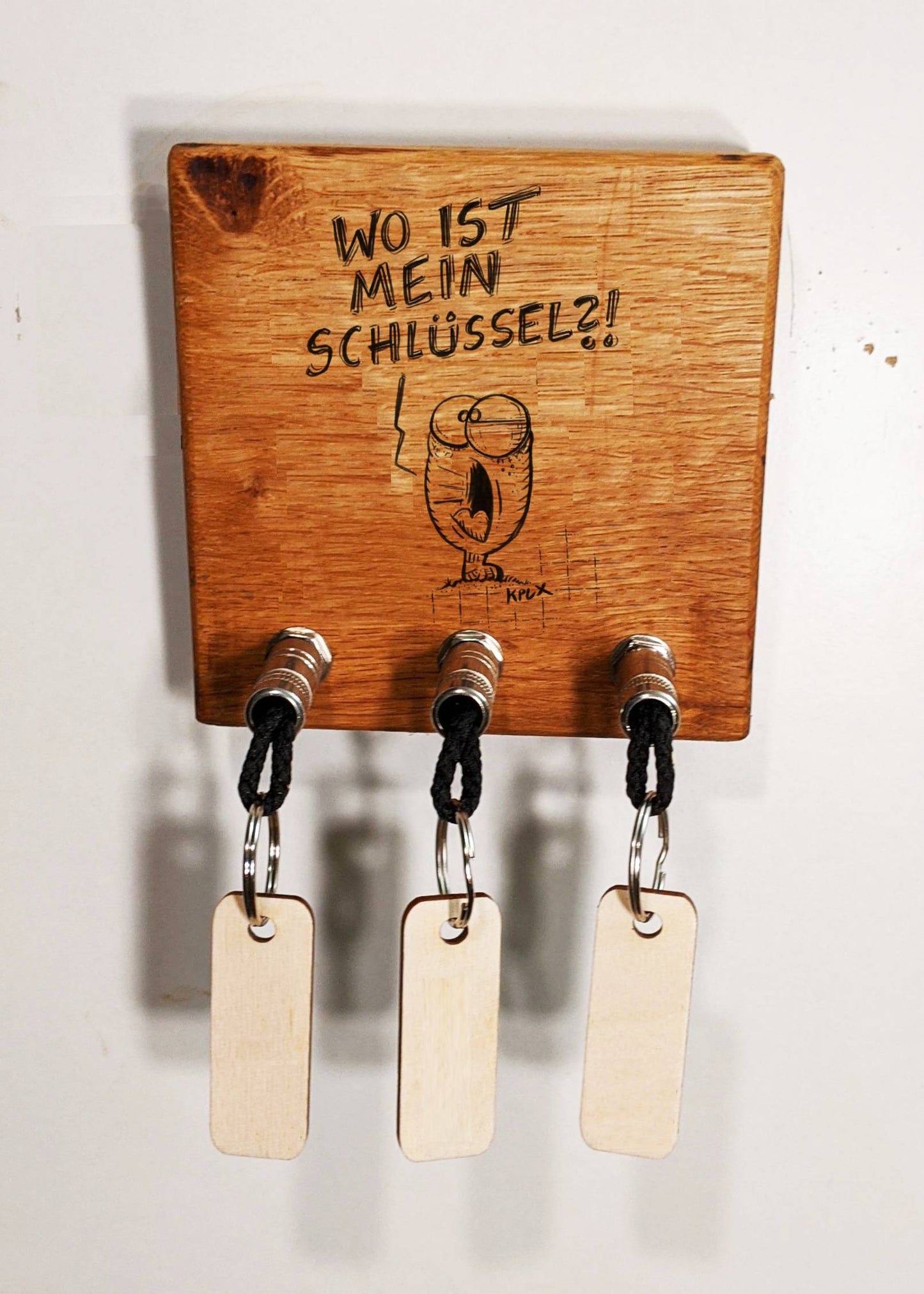 Schlüsselboard aus Holz mit Klinkenstecker.
Mit einem Motiv von KPLX (https://www.kplx.art/)
Der Klinkenstecker kommt einfach an den Ring des Schlüssels. Mit einem „click“ steckt er im Board und kann so beim Gehen auch wieder herausgezogen werden.
So einfach kann Ordnung sein!
Und weil es Spaß macht, macht ihr es auch (ja, auch die Person, von der ihr gerade denkt: „Never, der nicht!“).
Nie wieder den Schlüssel suchen.
www.schönesding.de