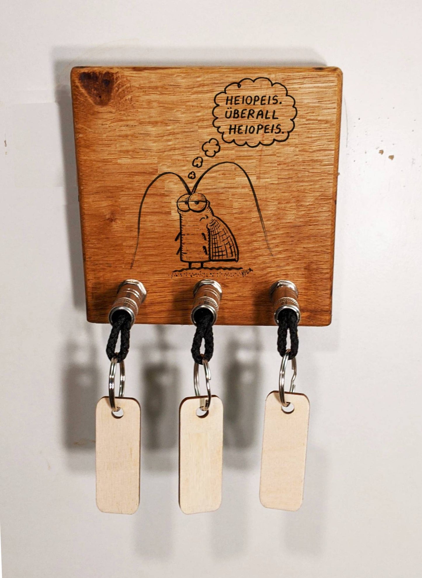 Schlüsselboard aus Holz mit Klinkenstecker.
Mit einem Motiv von KPLX (https://www.kplx.art/)
Der Klinkenstecker kommt einfach an den Ring des Schlüssels. Mit einem „click“ steckt er im Board und kann so beim Gehen auch wieder herausgezogen werden.
So einfach kann Ordnung sein!
Und weil es Spaß macht, macht ihr es auch (ja, auch die Person, von der ihr gerade denkt: „Never, der nicht!“).
Nie wieder den Schlüssel suchen.
www.schönesding.de