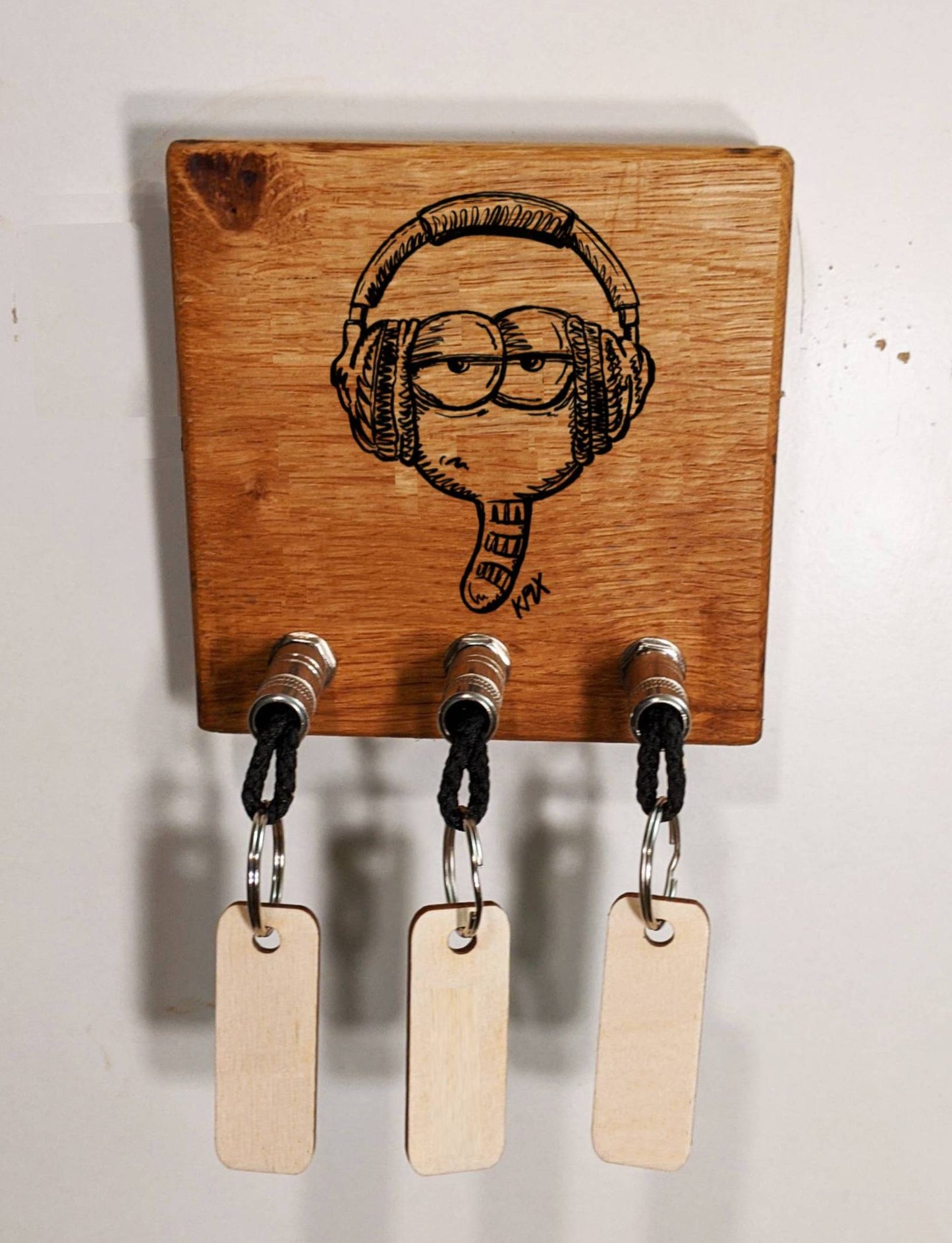 Schlüsselboard aus Holz mit Klinkenstecker.
Mit einem Motiv von KPLX (https://www.kplx.art/)
Der Klinkenstecker kommt einfach an den Ring des Schlüssels. Mit einem „click“ steckt er im Board und kann so beim Gehen auch wieder herausgezogen werden.
So einfach kann Ordnung sein!
Und weil es Spaß macht, macht ihr es auch (ja, auch die Person, von der ihr gerade denkt: „Never, der nicht!“).
Nie wieder den Schlüssel suchen.
www.schönesding.de