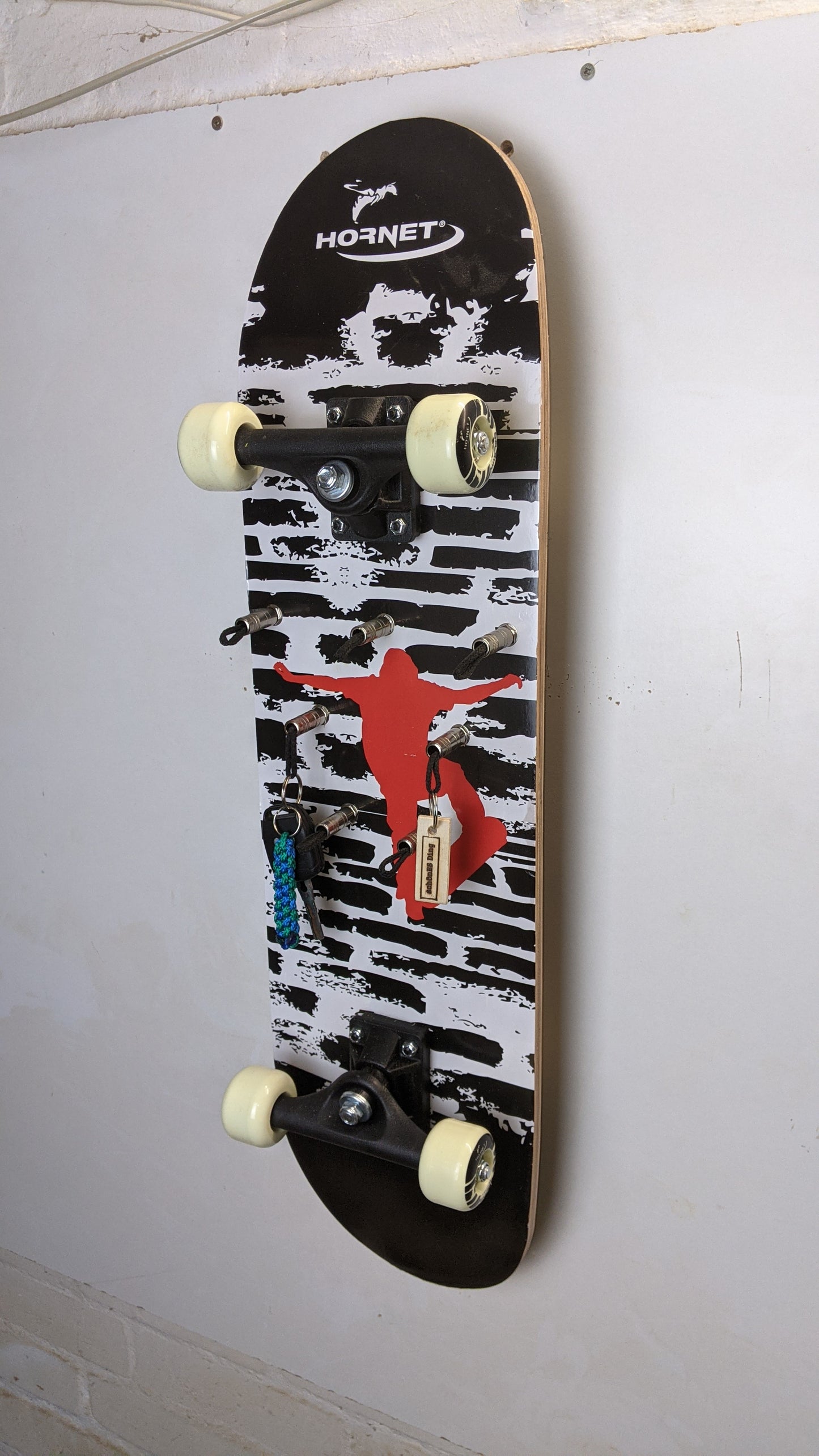 Schlüsselboard aus einem Skatebord mit Klinkenstecker.
Der Klinkenstecker kommt einfach an den Ring des Schlüssels. Mit einem „click“ steckt er im Board und kann so beim Gehen auch wieder herausgezogen werden.
So einfach kann Ordnung sein!
Und weil es Spaß macht, macht ihr es auch (ja, auch die Person, von der ihr gerade denkt: „Never, der nicht!“).
Nie wieder den Schlüssel suchen.
www.schönesding.de