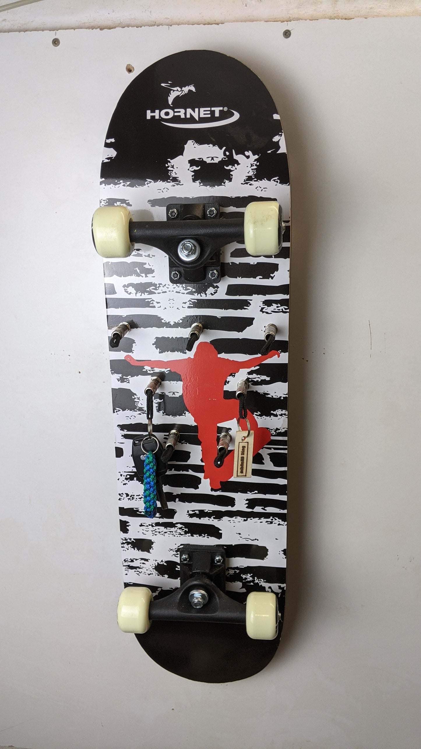 Schlüsselboard aus einem Skatebord mit Klinkenstecker.
Der Klinkenstecker kommt einfach an den Ring des Schlüssels. Mit einem „click“ steckt er im Board und kann so beim Gehen auch wieder herausgezogen werden.
So einfach kann Ordnung sein!
Und weil es Spaß macht, macht ihr es auch (ja, auch die Person, von der ihr gerade denkt: „Never, der nicht!“).
Nie wieder den Schlüssel suchen.
www.schönesding.de