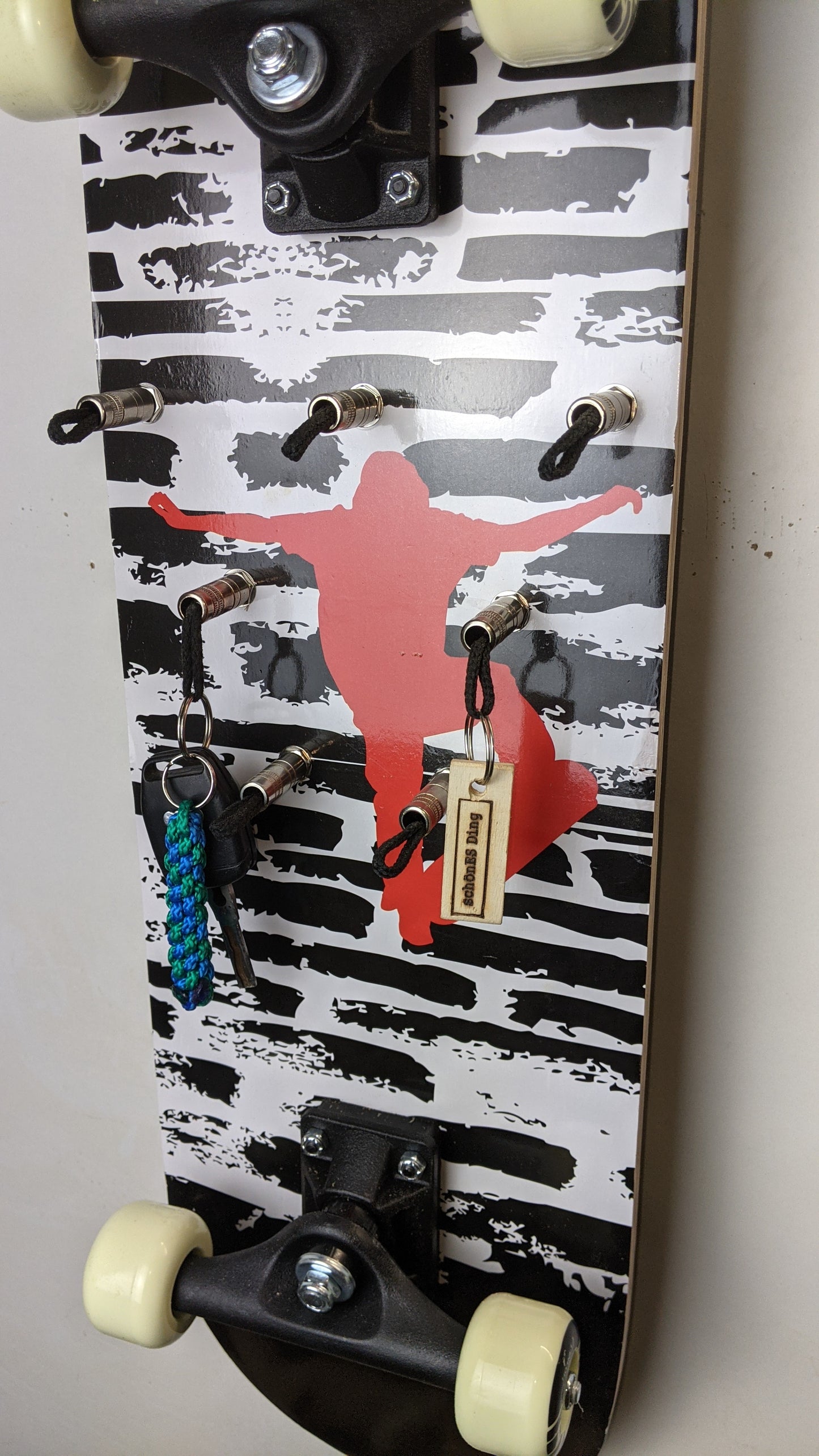 Schlüsselboard aus einem Skatebord mit Klinkenstecker.
Der Klinkenstecker kommt einfach an den Ring des Schlüssels. Mit einem „click“ steckt er im Board und kann so beim Gehen auch wieder herausgezogen werden.
So einfach kann Ordnung sein!
Und weil es Spaß macht, macht ihr es auch (ja, auch die Person, von der ihr gerade denkt: „Never, der nicht!“).
Nie wieder den Schlüssel suchen.
www.schönesding.de