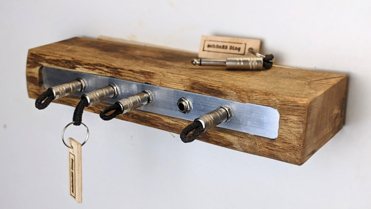Schlüsselboard aus Holz mit Klinkenstecker.
Der Klinkenstecker kommt einfach an den Ring des Schlüssels. Mit einem „click“ steckt er im Board und kann so beim Gehen auch wieder herausgezogen werden.
So einfach kann Ordnung sein!
Und weil es Spaß macht, macht ihr es auch (ja, auch die Person, von der ihr gerade denkt: „Never, der nicht!“).
Nie wieder den Schlüssel suchen.