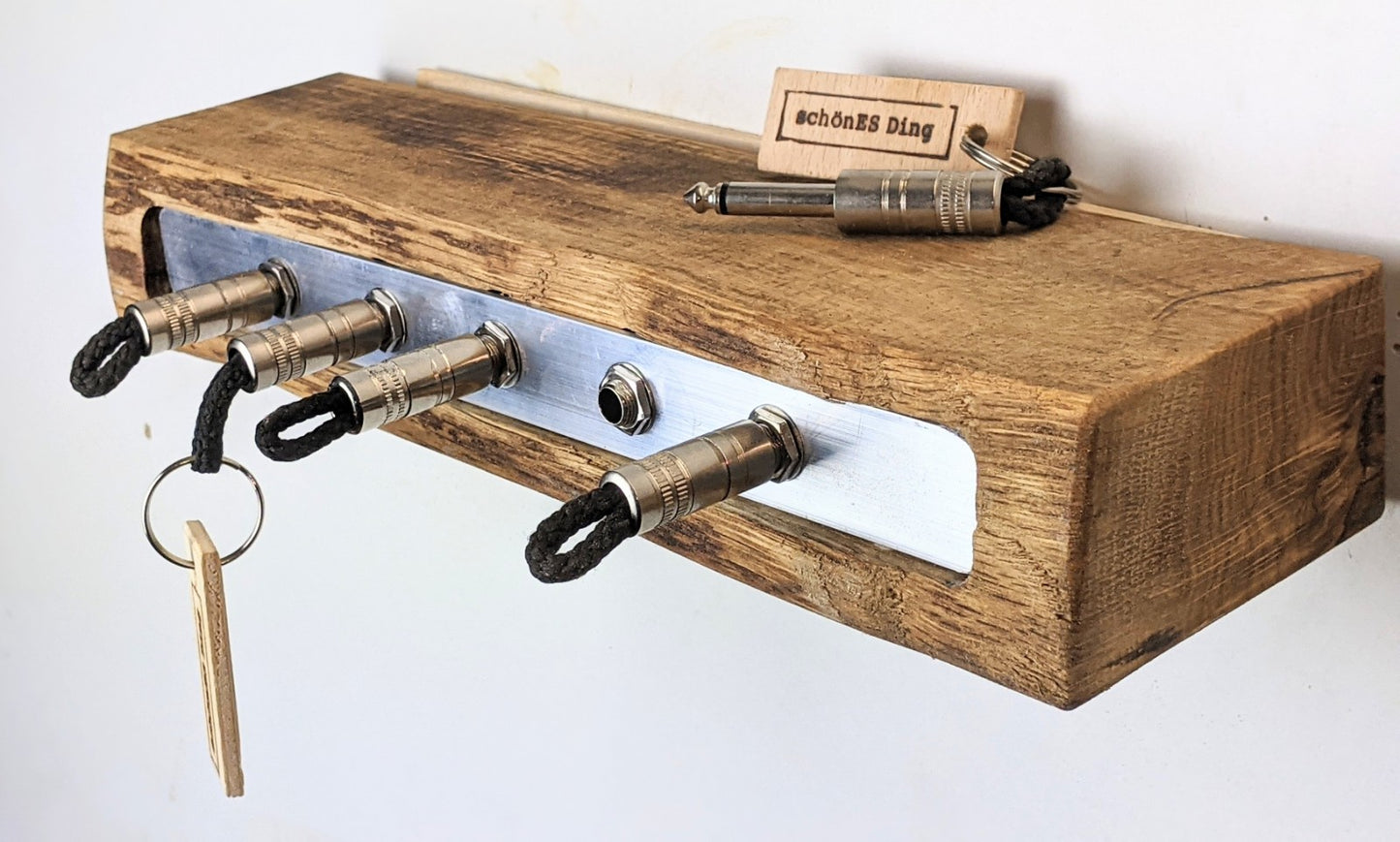 Schlüsselboard aus Holz mit Klinkenstecker.
Der Klinkenstecker kommt einfach an den Ring des Schlüssels. Mit einem „click“ steckt er im Board und kann so beim Gehen auch wieder herausgezogen werden.
So einfach kann Ordnung sein!
Und weil es Spaß macht, macht ihr es auch (ja, auch die Person, von der ihr gerade denkt: „Never, der nicht!“).
Nie wieder den Schlüssel suchen.
www.schönesding.de