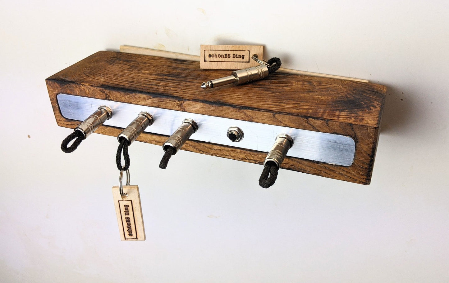 Schlüsselboard aus Holz mit Klinkenstecker.
Der Klinkenstecker kommt einfach an den Ring des Schlüssels. Mit einem „click“ steckt er im Board und kann so beim Gehen auch wieder herausgezogen werden.
So einfach kann Ordnung sein!
Und weil es Spaß macht, macht ihr es auch (ja, auch die Person, von der ihr gerade denkt: „Never, der nicht!“).
Nie wieder den Schlüssel suchen.