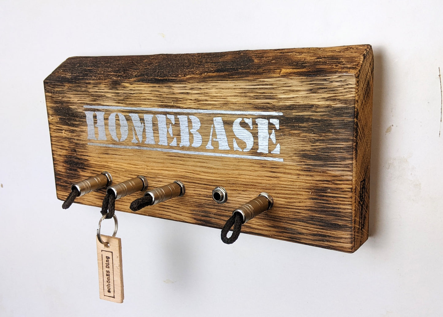 Schlüsselbrett aus Holz mit Klinkenstecker.
Der Klinkenstecker kommt einfach an den Ring des Schlüssels. Mit einem „click“ steckt er im Board und kann so beim Gehen auch wieder herausgezogen werden.
So einfach kann Ordnung sein!
Und weil es Spaß macht, macht ihr es auch (ja, auch die Person, von der ihr gerade denkt: „Never, der nicht!“).
Nie wieder den Schlüssel suchen.
www.schönesding.de