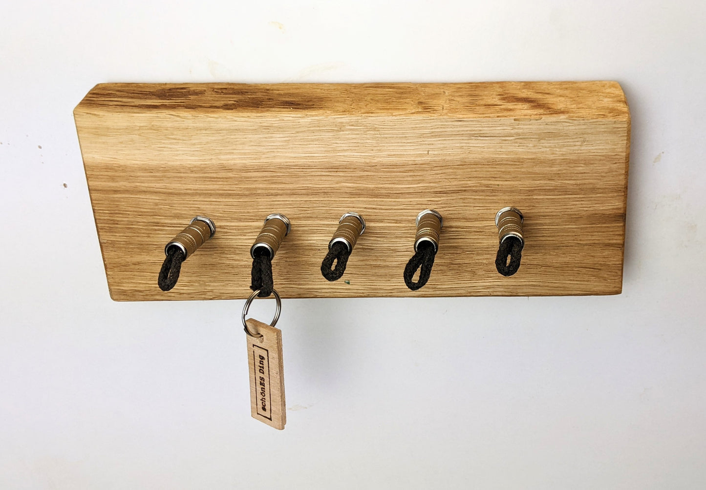 Schlüsselboard aus Holz mit Klinkenstecker.
Der Klinkenstecker kommt einfach an den Ring des Schlüssels. Mit einem „click“ steckt er im Board und kann so beim Gehen auch wieder herausgezogen werden.
So einfach kann Ordnung sein!
Und weil es Spaß macht, macht ihr es auch (ja, auch die Person, von der ihr gerade denkt: „Never, der nicht!“).
Nie wieder den Schlüssel suchen.