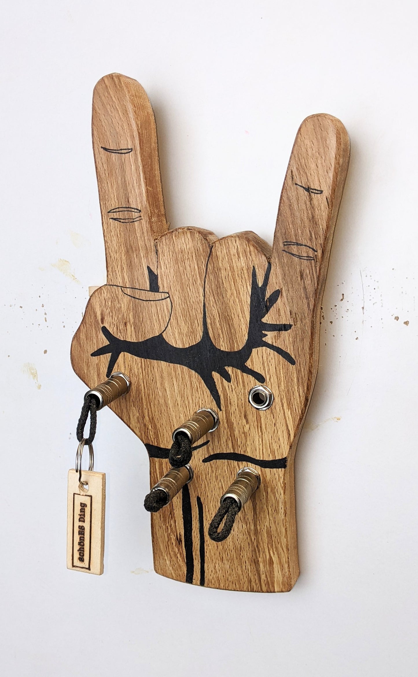 Schlüsselboard aus Holz mit Klinkenstecker.
Der Klinkenstecker kommt einfach an den Ring des Schlüssels. Mit einem „click“ steckt er im Board und kann so beim Gehen auch wieder herausgezogen werden.
So einfach kann Ordnung sein!
Und weil es Spaß macht, macht ihr es auch (ja, auch die Person, von der ihr gerade denkt: „Never, der nicht!“).
Nie wieder den Schlüssel suchen.
www.schönesding.de